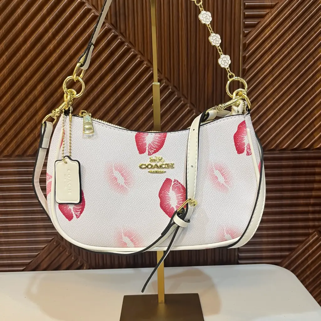 COACH Bolsa Teri Besos Blanca con Dorado