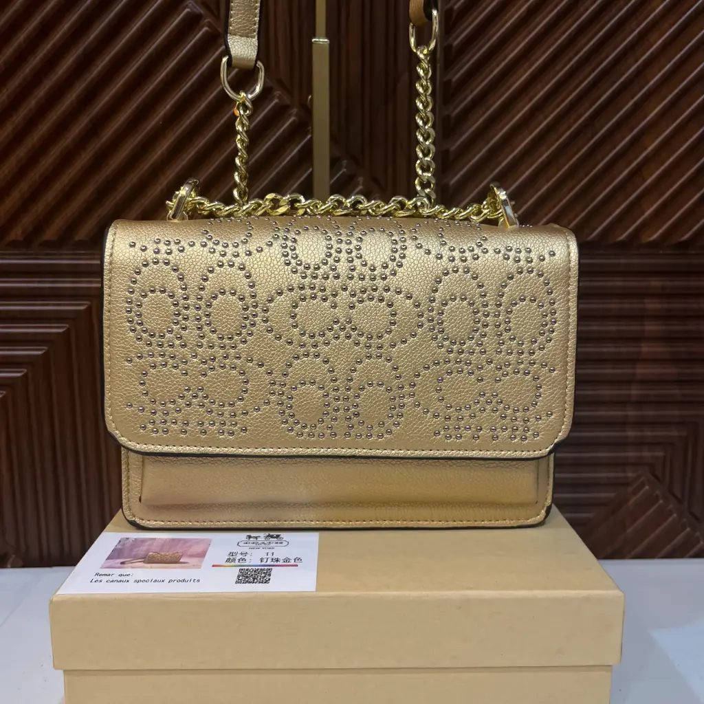 COACH Bolsa Klare Estoperoles Dorada