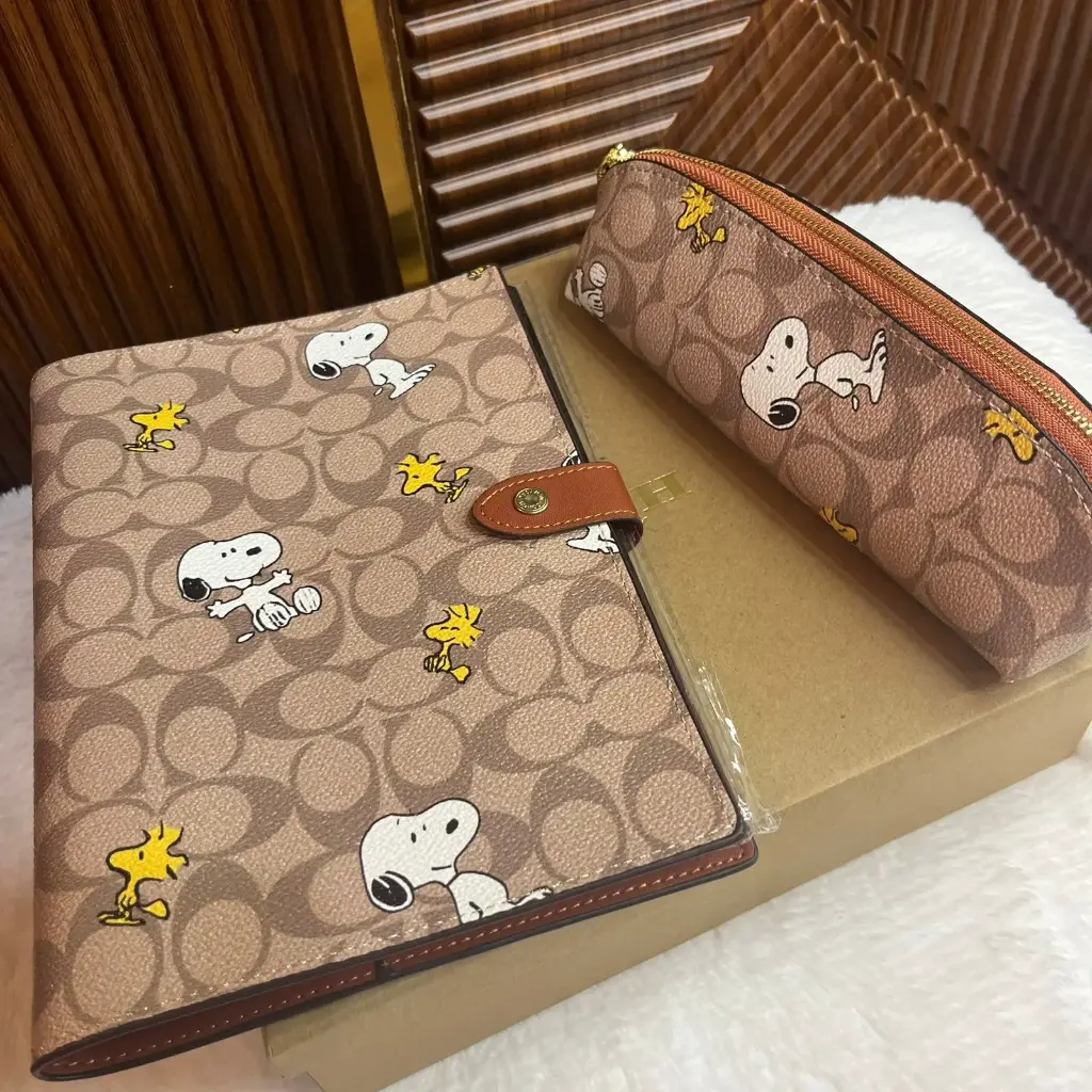 COACH Libreta Holograma con Snoopy Café 