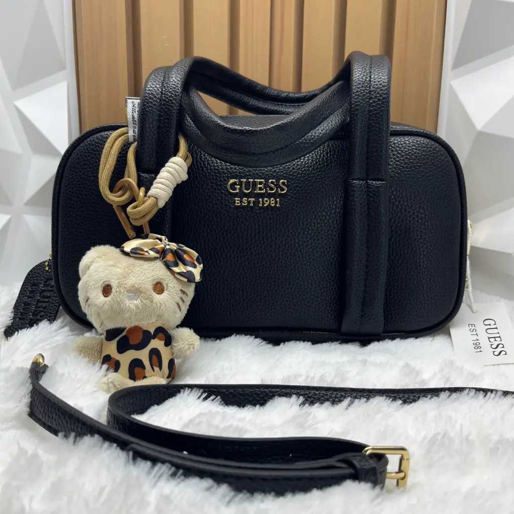 GUESS Bolsa Satchel Hello Kitty Negra