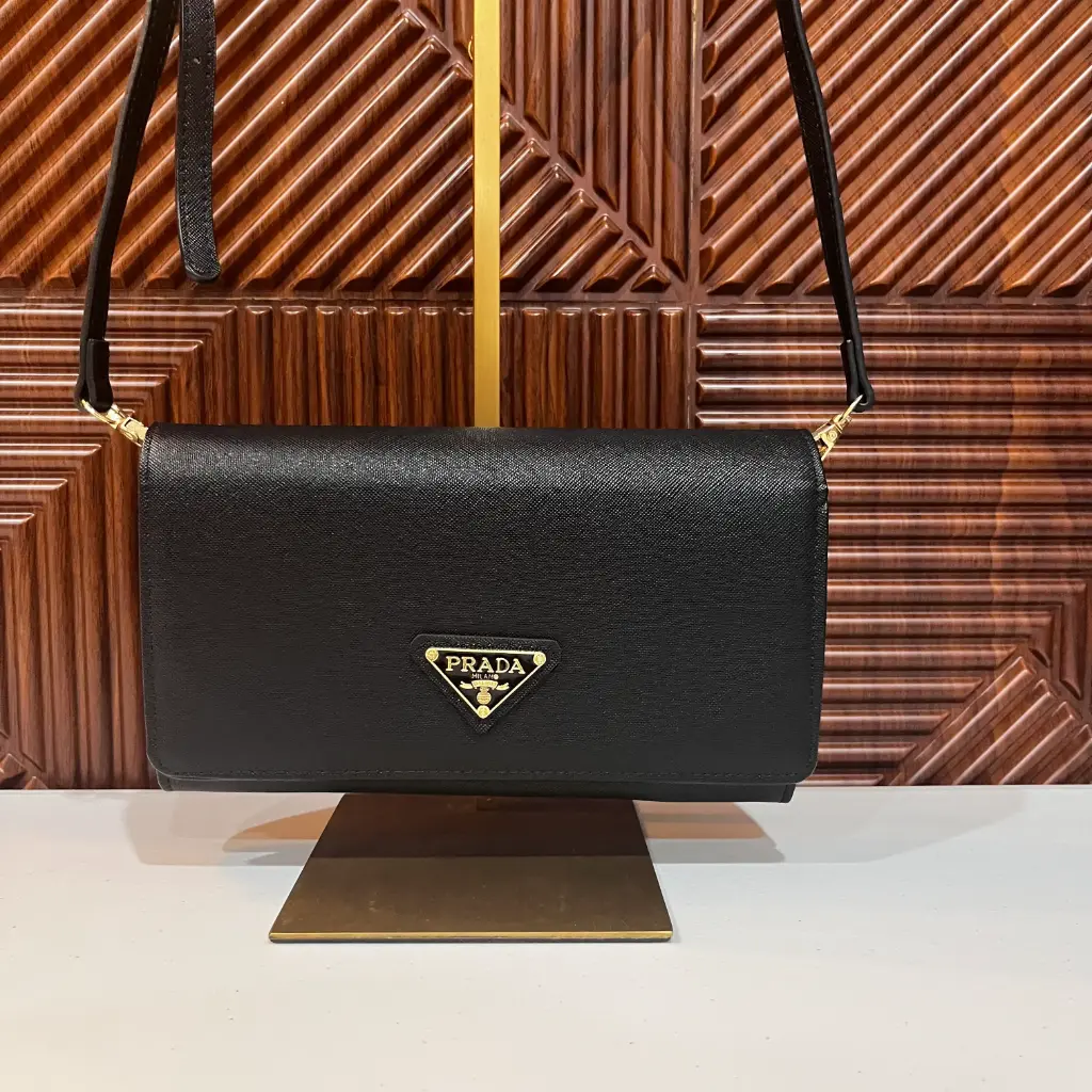 PRADA Bolsa Envelope Negra