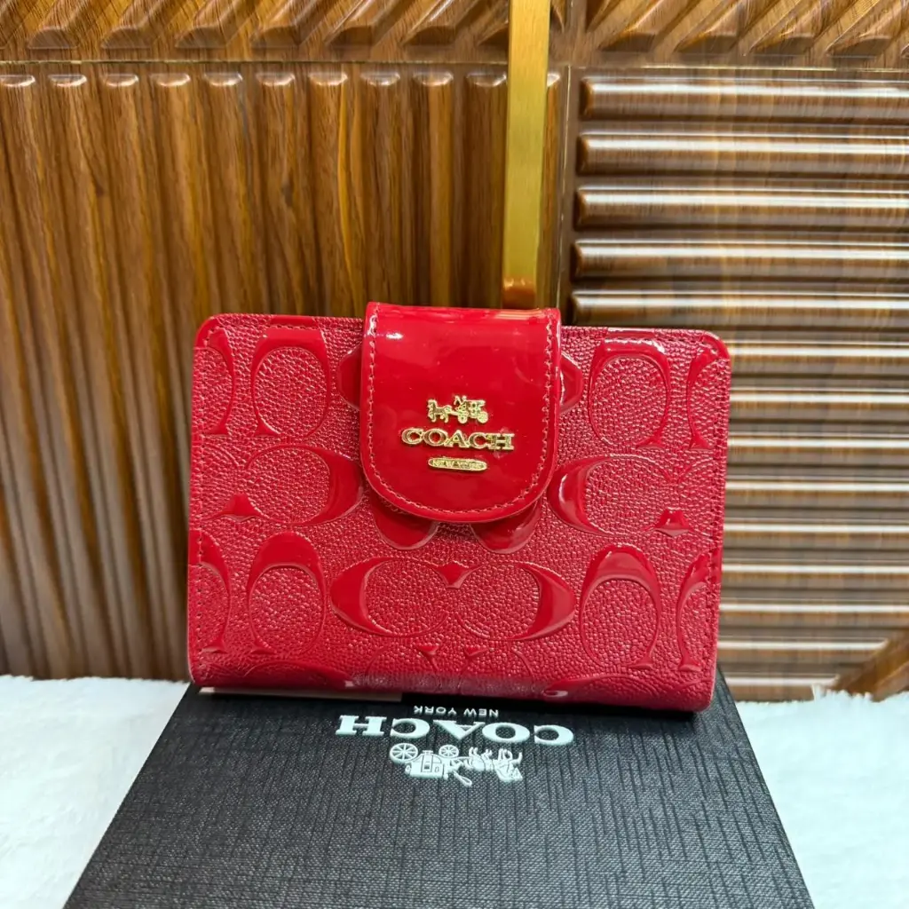 COACH Cartera Mediana Relieves Roja
