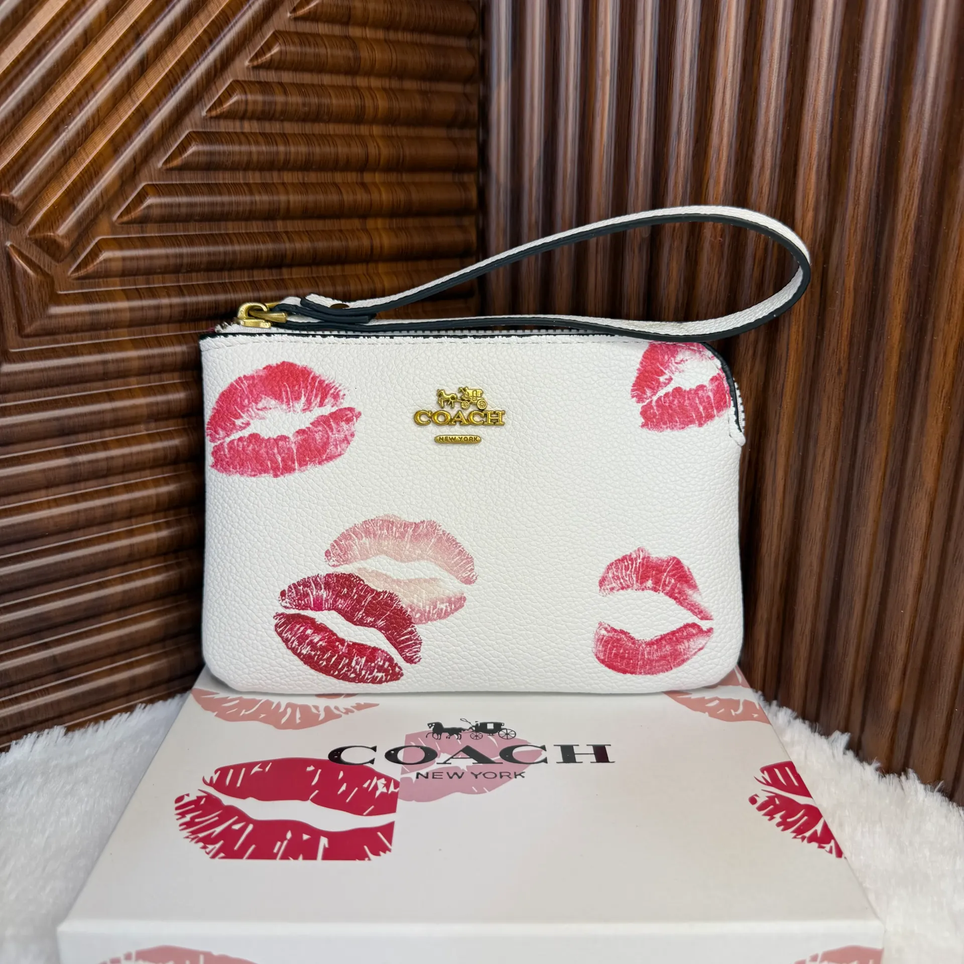 COACH Cartera Muñequera Besos Blanca