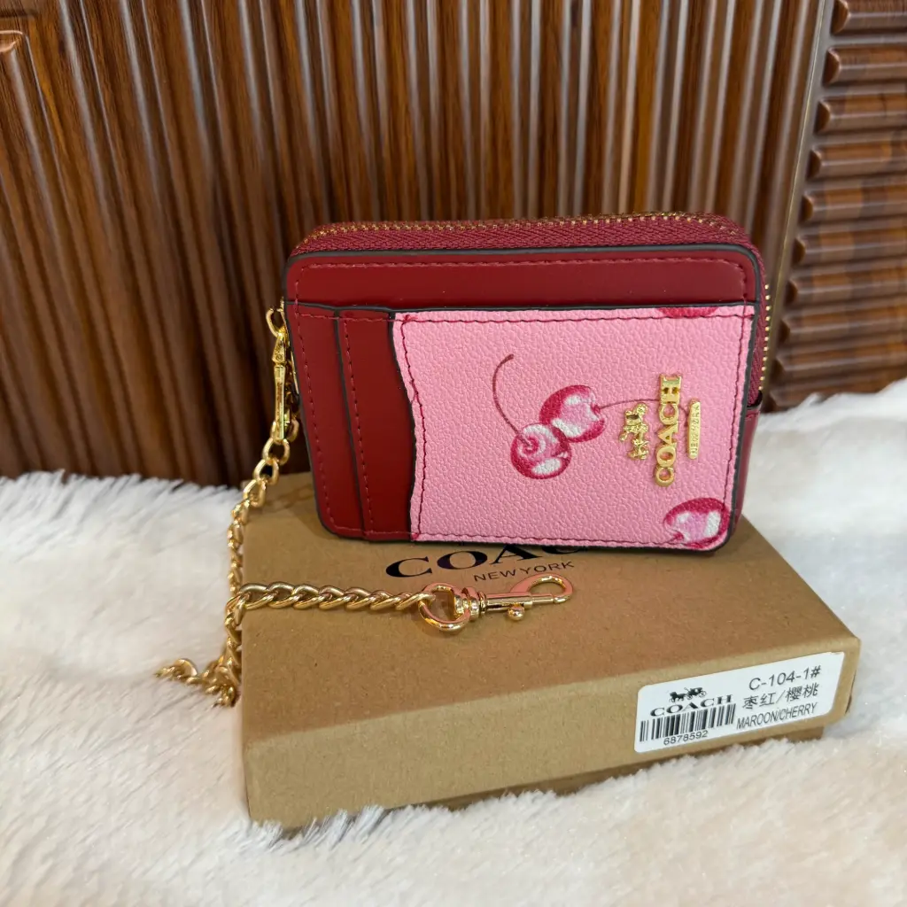 COACH Cartera Zip Card Cerezas Roja c/Rosa 