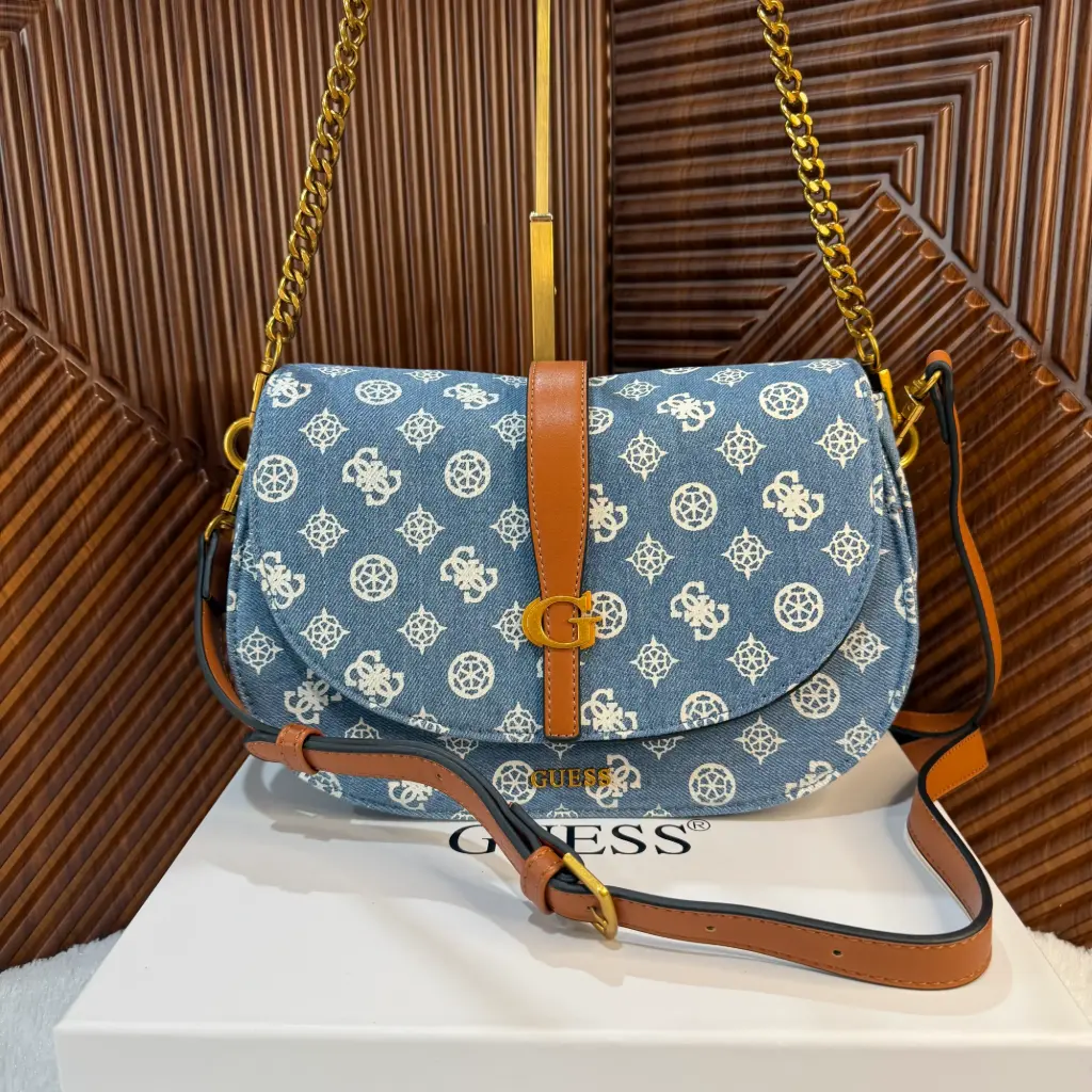 GUESS Bolsa Flap, Hombro Crossbody Mezclilla 