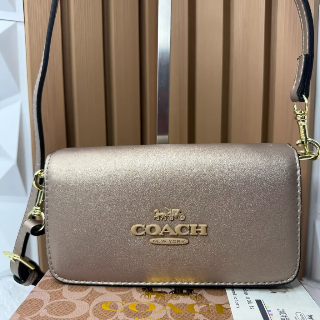 COACH Bolsa Crossbody Metálica Dorada