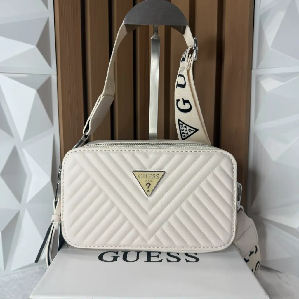 GUESS Bolsa Crossbody Clasica Acolchonada Blanca Hueso