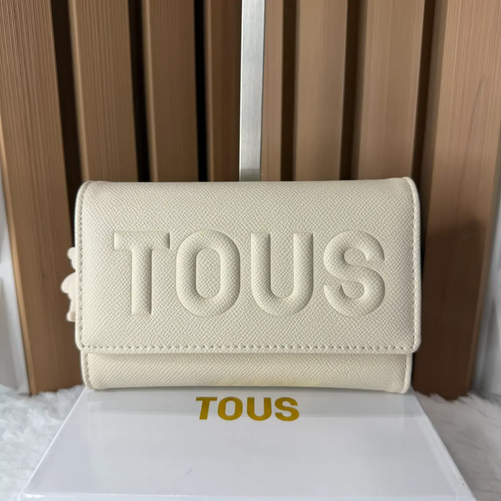 TOUS Cartera Mediana Relieve c/Colgante de Osito Blanca Hueso