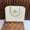 COACH Cartera Chica Relieves Blanca Charol