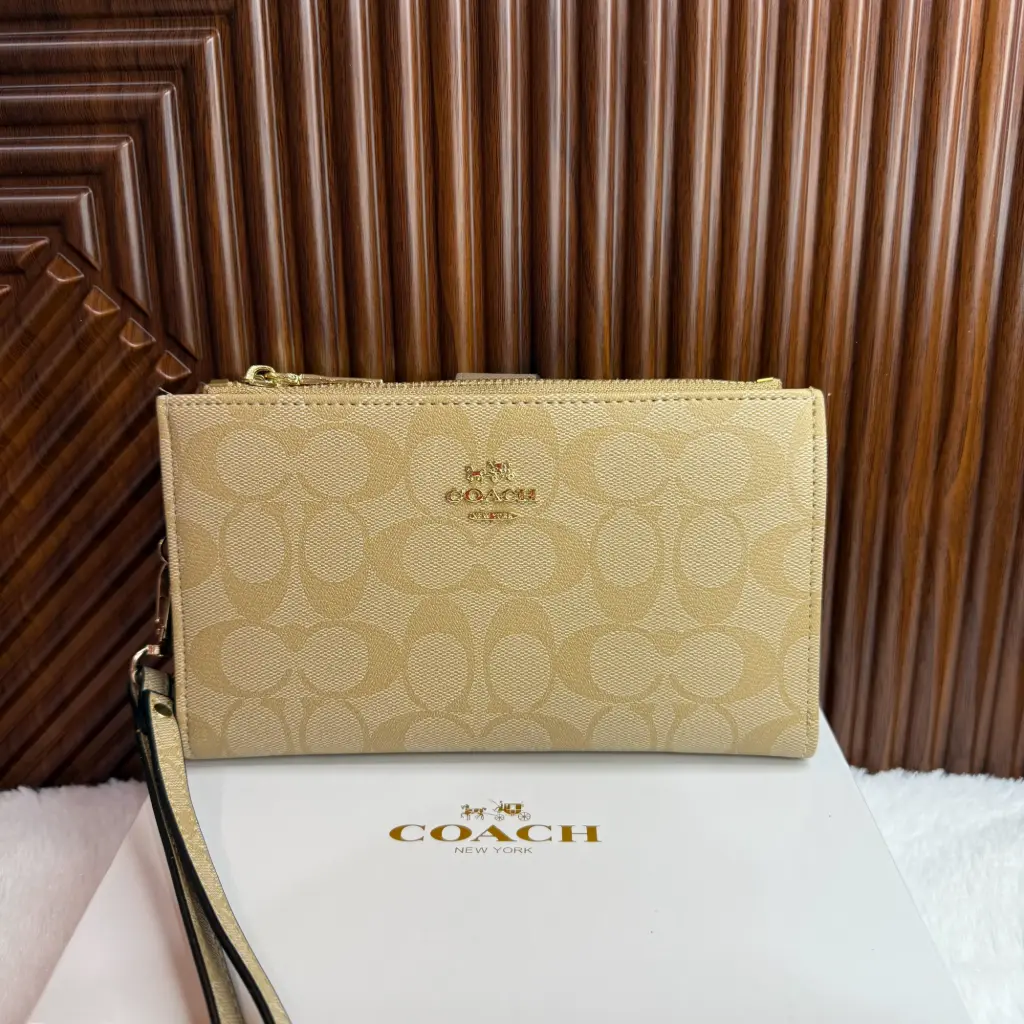 COACH Cartera Muñequera Porta Celular Beige Holograma