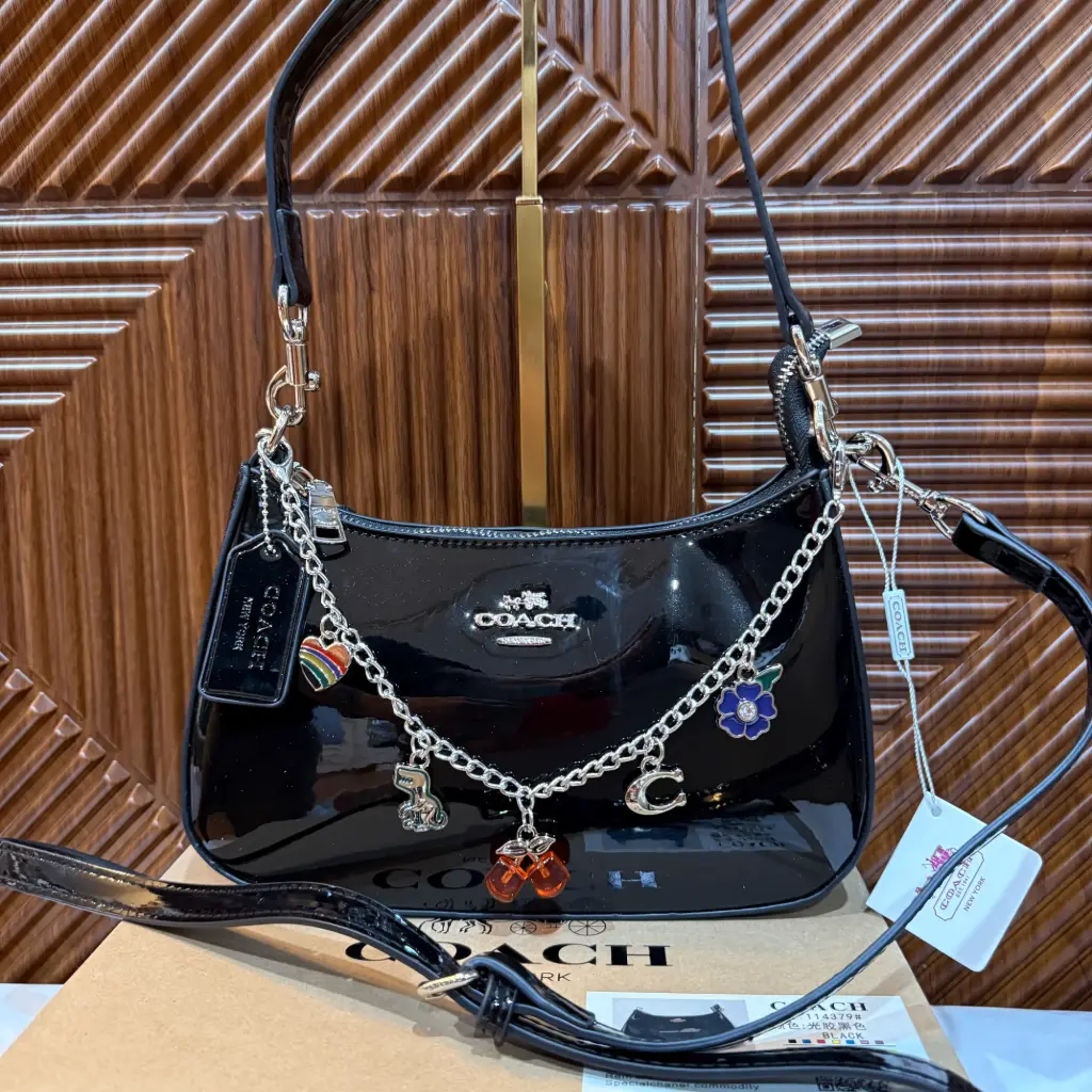 COACH Bolsa Teri Negra Charol c/Charms