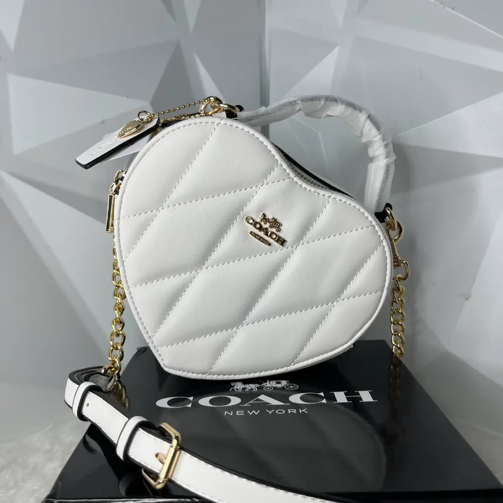 COACH Bolsa Corazón Crossbody Acolchonada Blanca