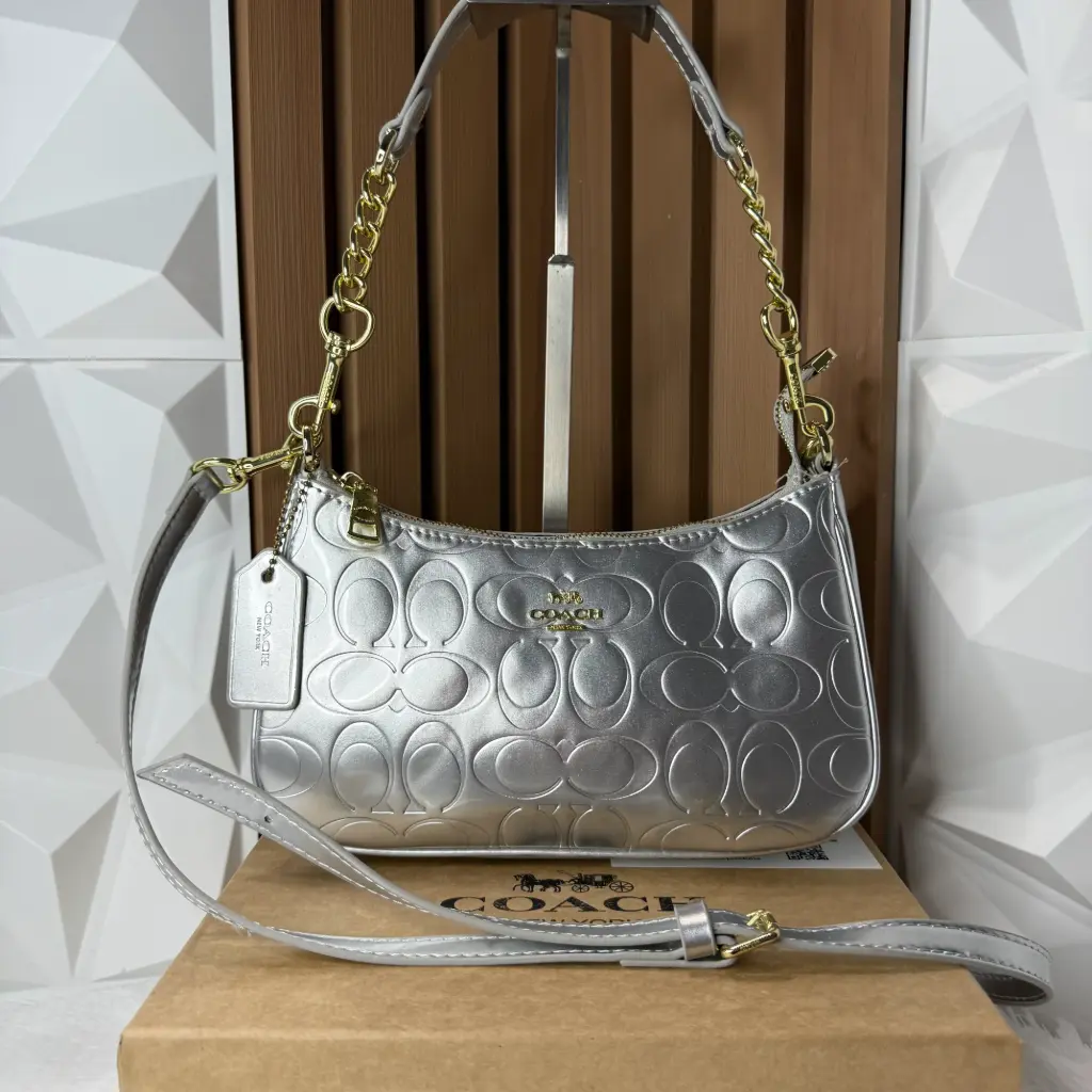 COACH Bolsa Teri Con Relieve Plateada