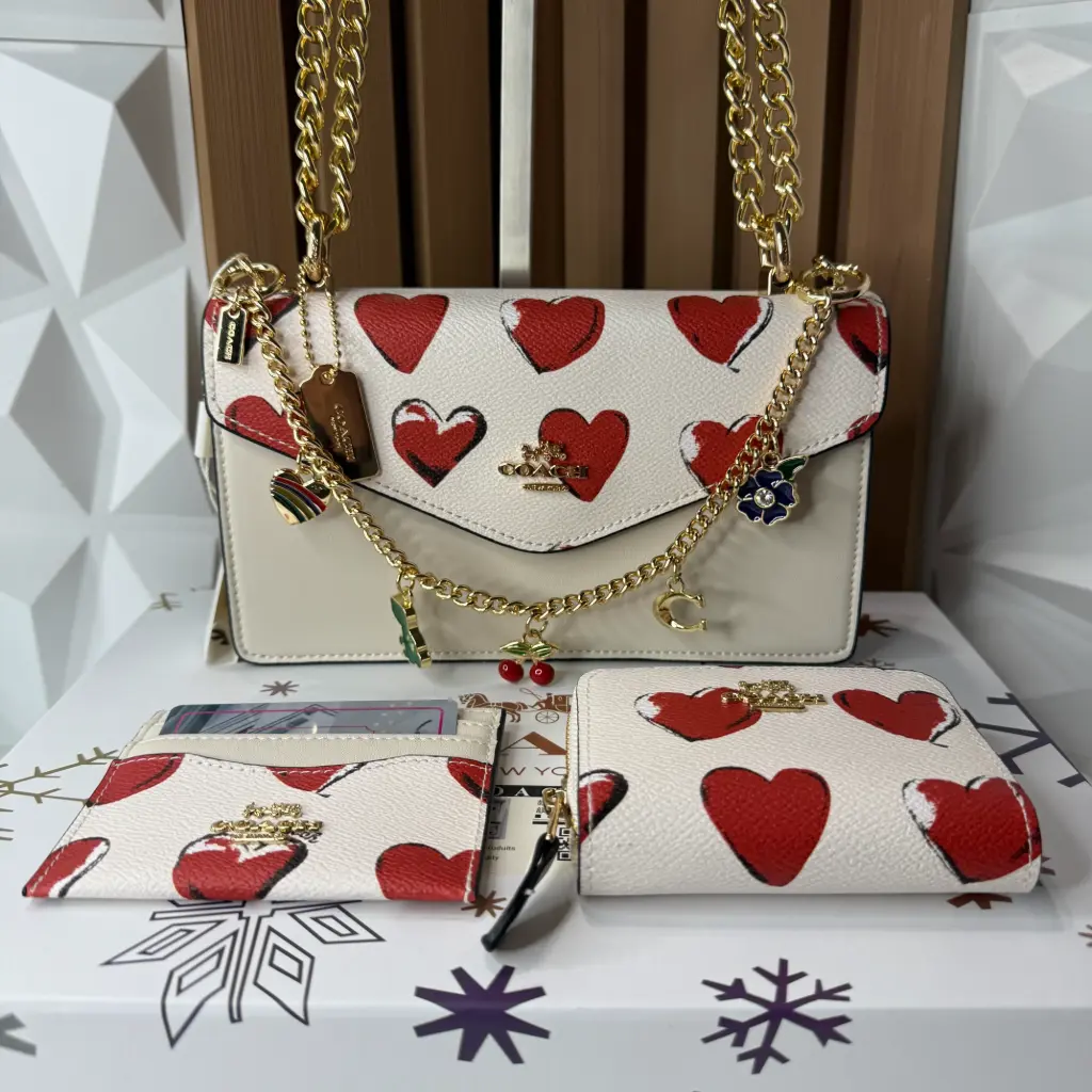 COACH Set Bolsa Sobre con Carteras Corazón Blanca