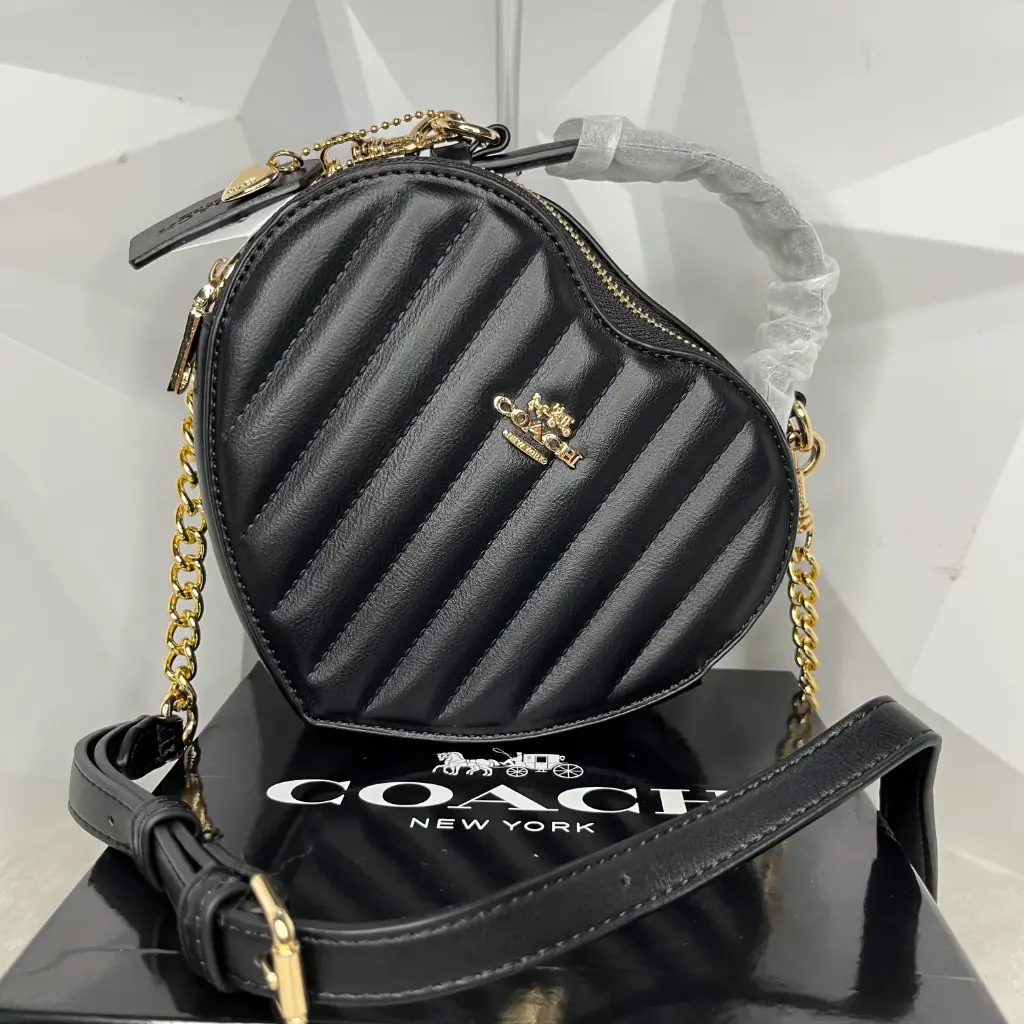 COACH Bolsa Corazón Crossbody Acolchonada Negra