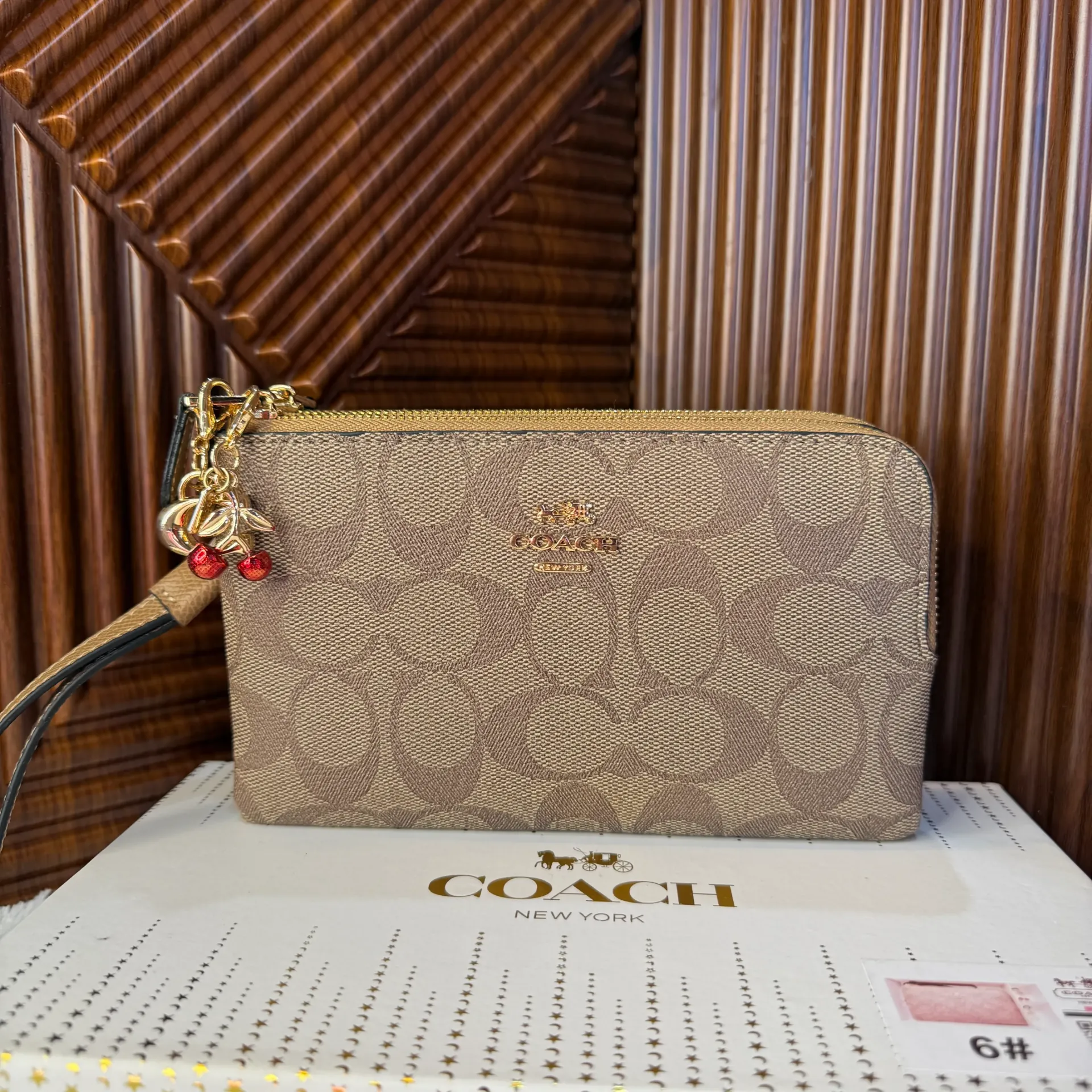 COACH Cartera Muñequera Doble Con Charms Café Holograma