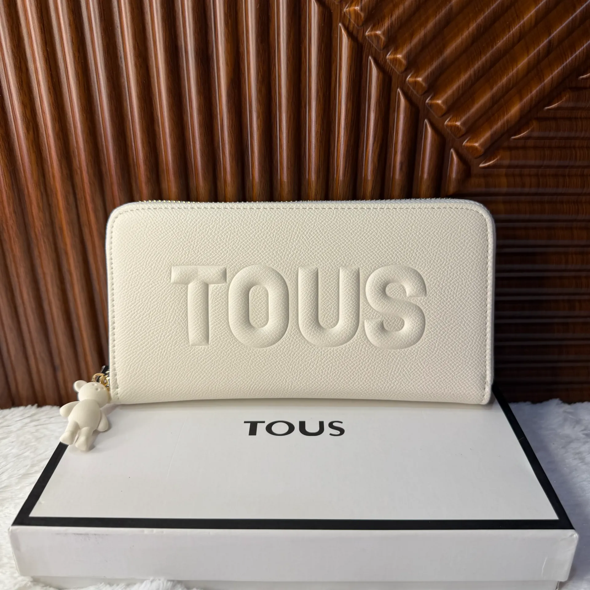 TOUS Cartera Grande Relieve c/Colgante de osito Blanca
