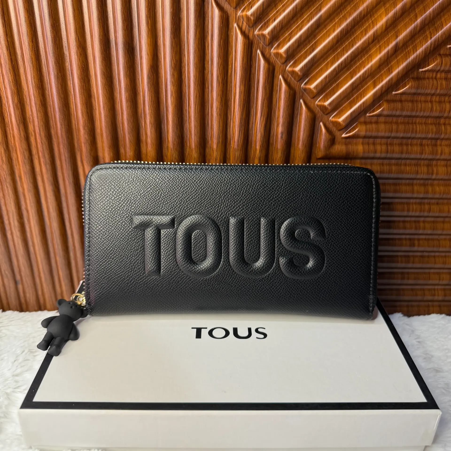 TOUS Cartera Grande Relieve c/Colgante de osito Negra