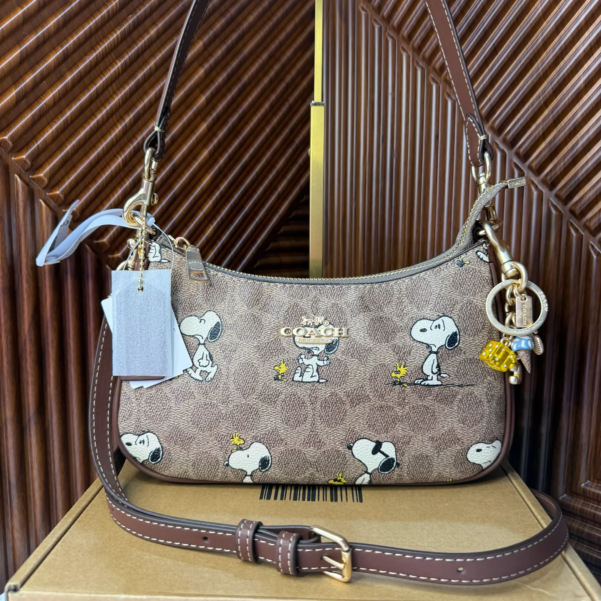 COACH Bolsa Teri Snoopy Café Holograma c/Colgante