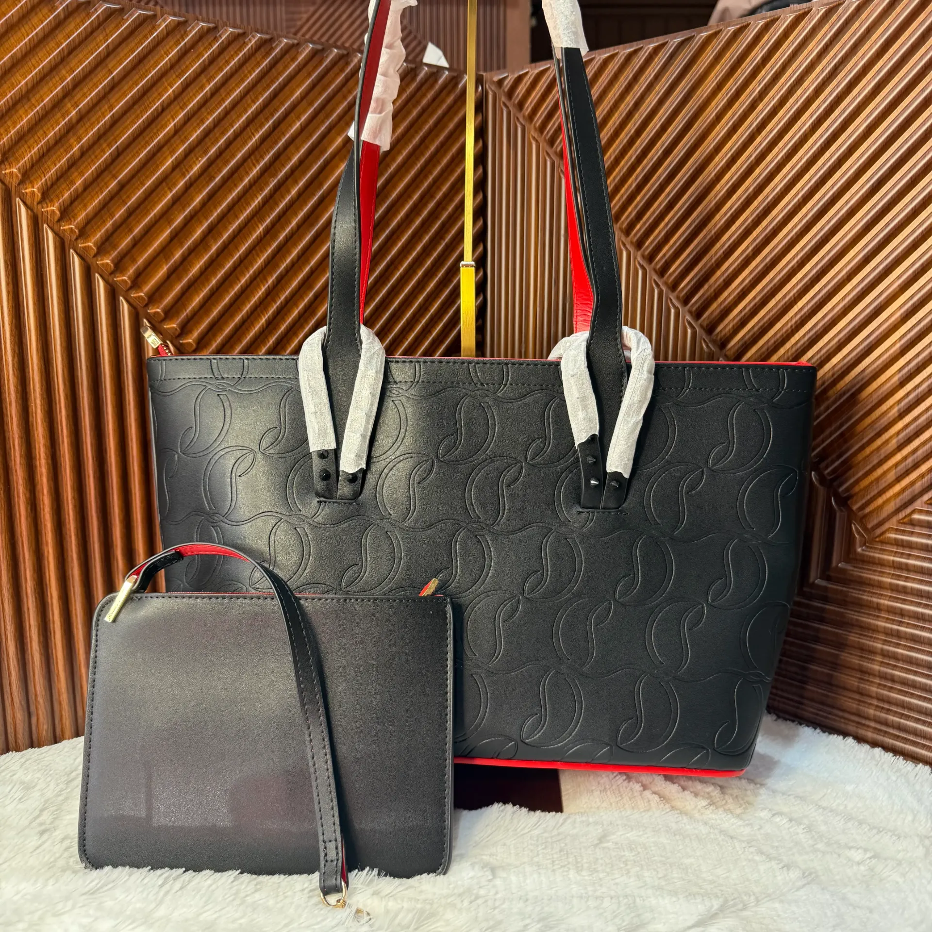 LOUBOUTIN Bolsa Cabata Tote Grabada Negra