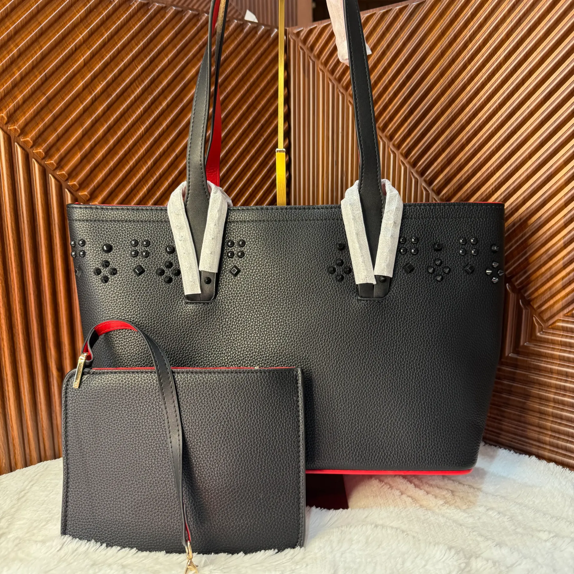 LOUBOUTIN Bolsa Cabata Tote Negra