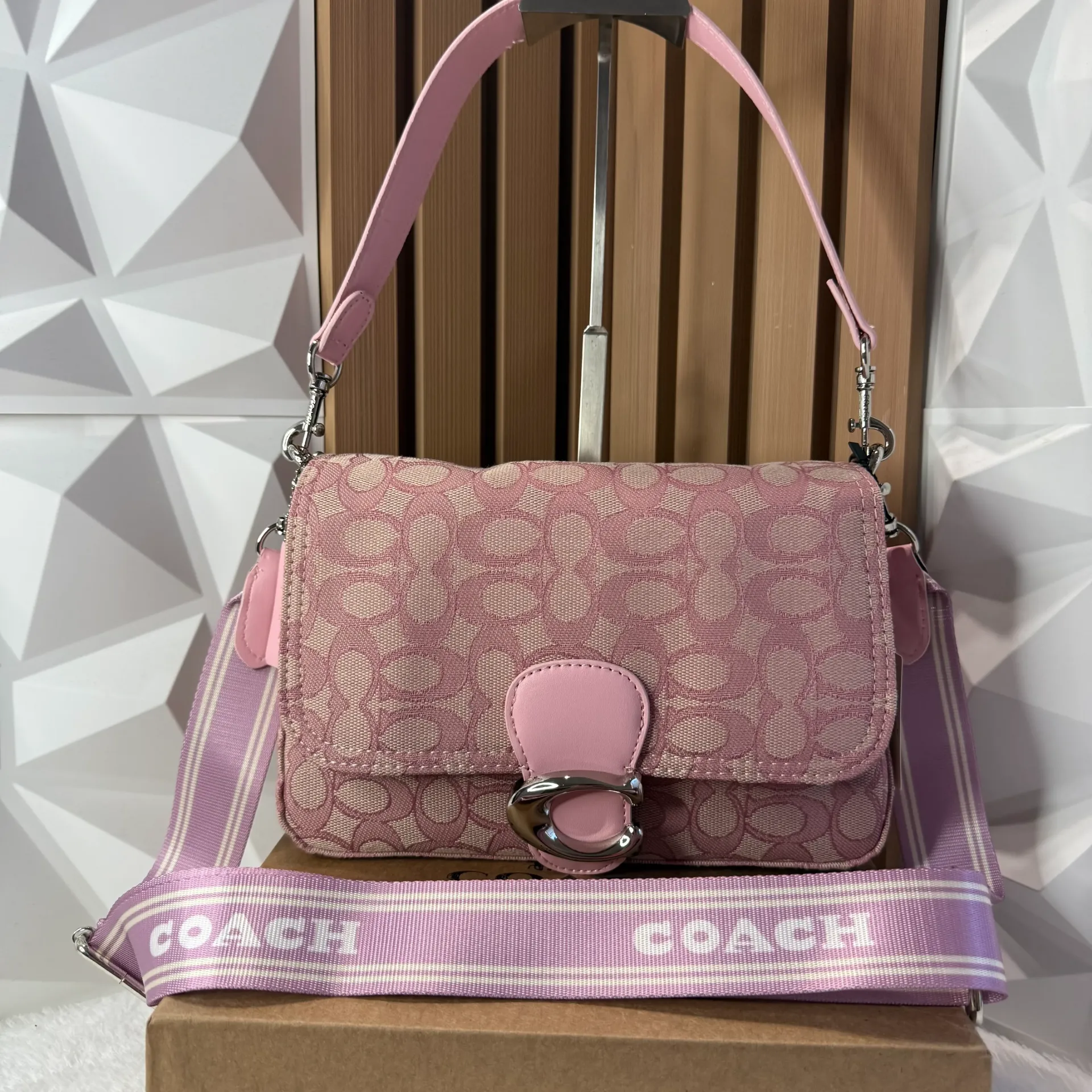 COACH Bolsa Soft Tabby Mediana Rosa Holograma
