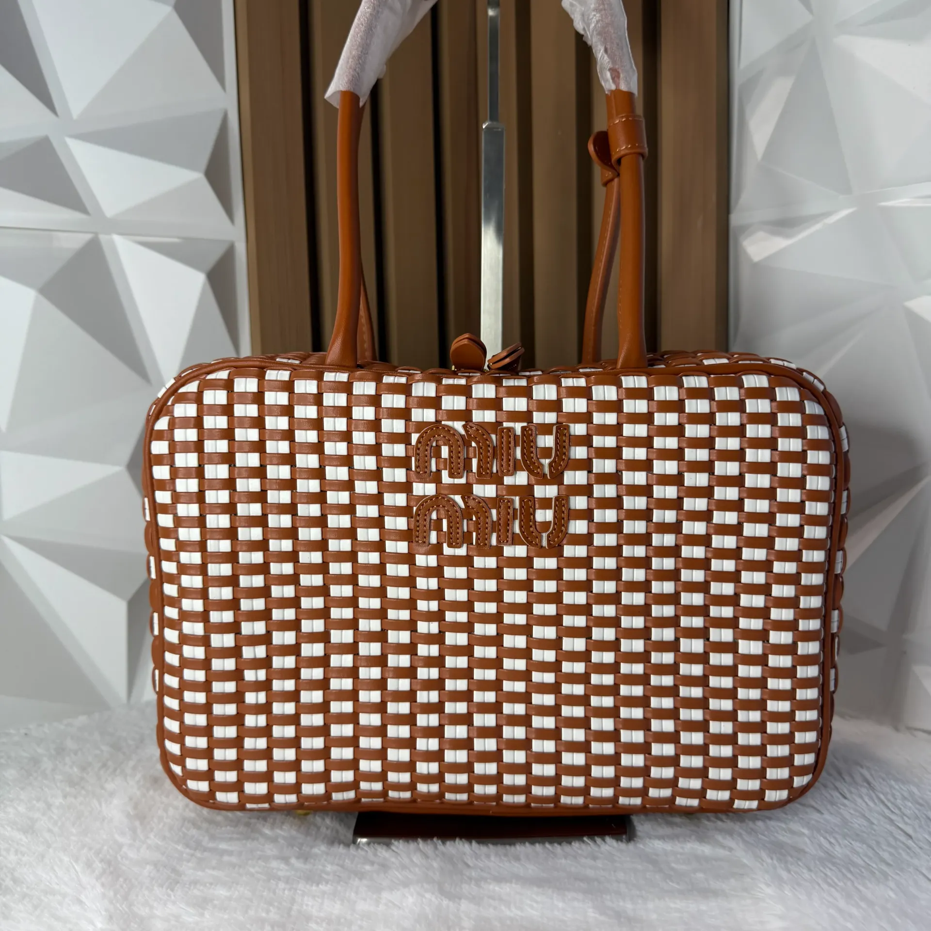 MIU MIU Bolsa Beau Contraste Café con Blanco