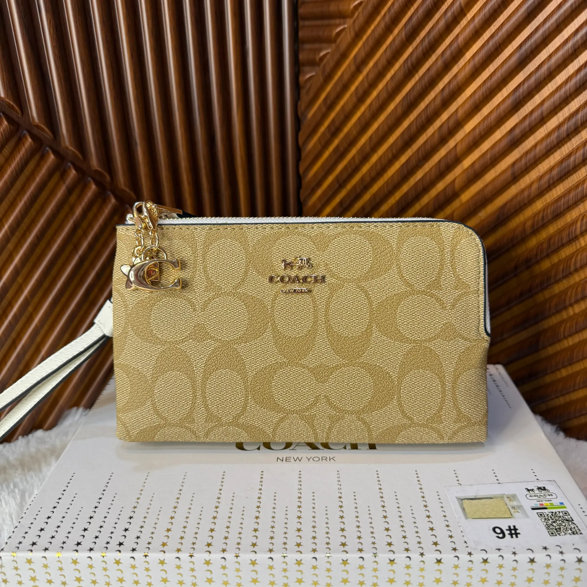 COACH Cartera Muñequera Doble Con Charms Beige Holograma