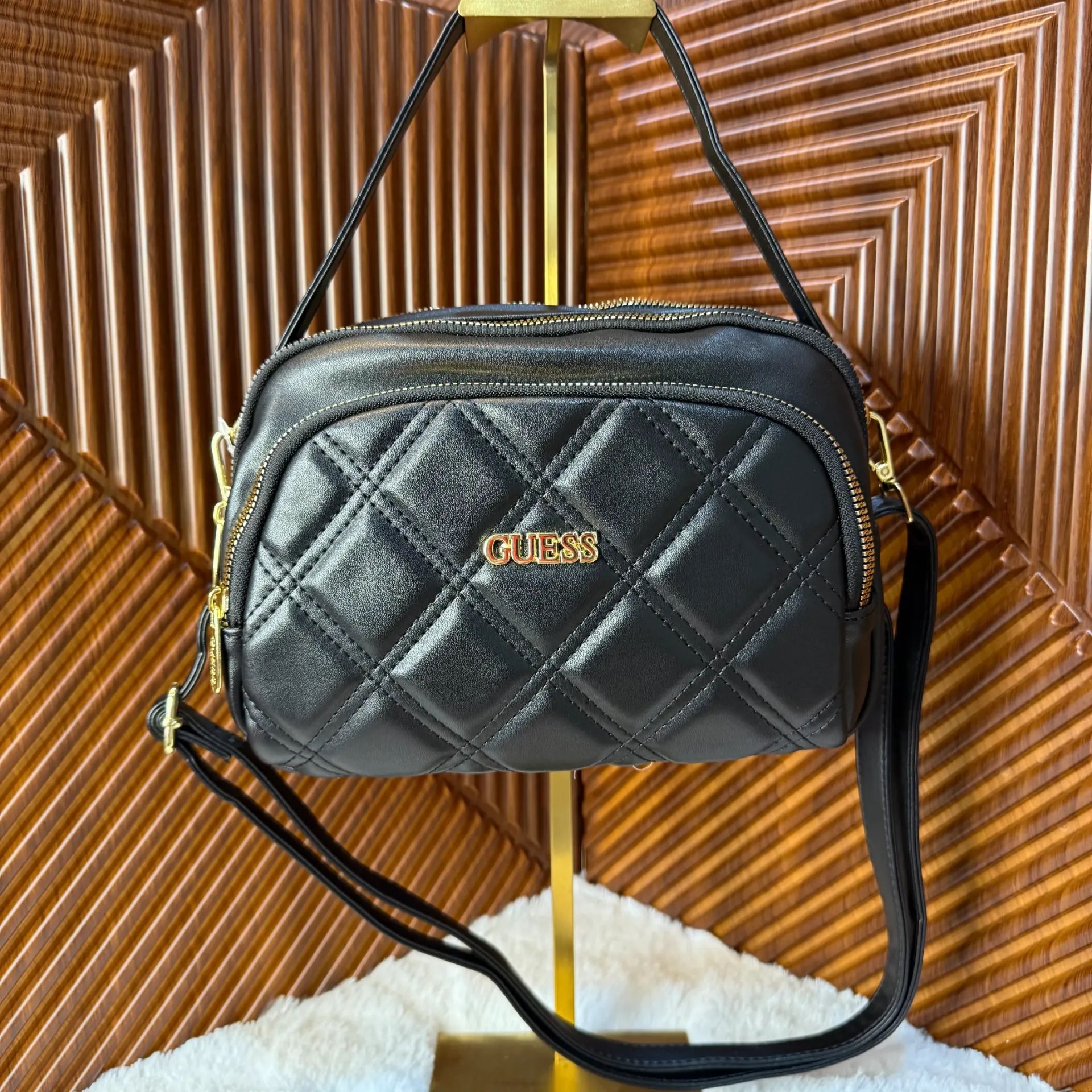 GUESS Bolsa Crossbody Acolchonada Negra