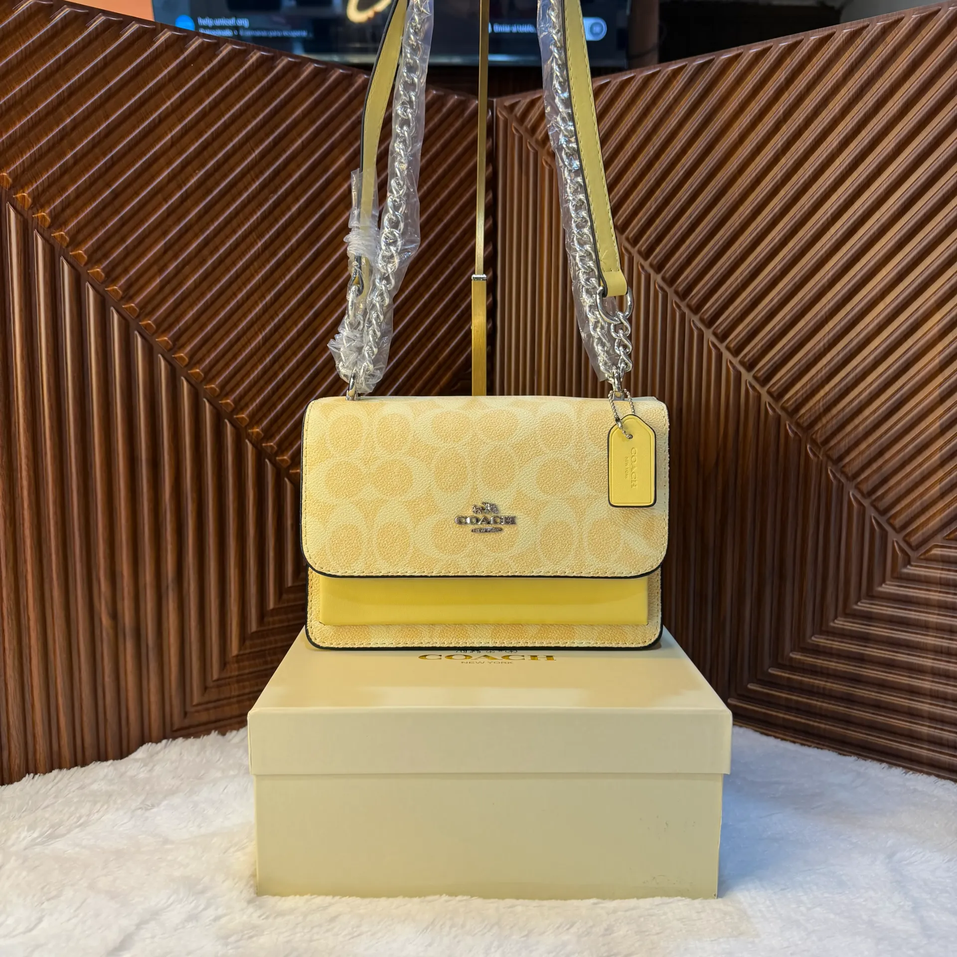 COACH Bolsa Klare Amarilla