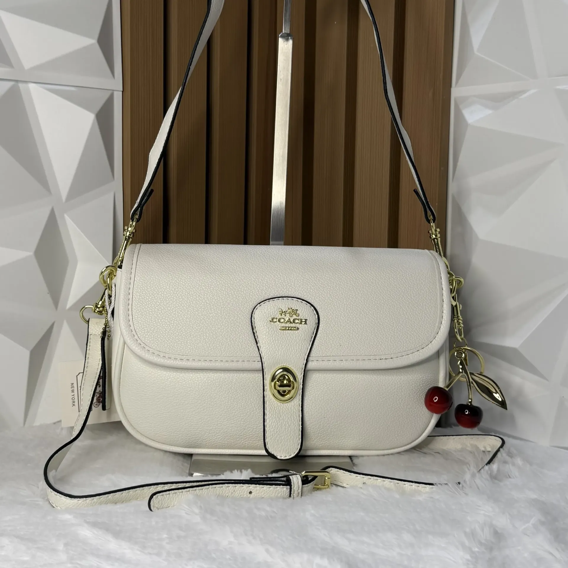 COACH Bolsa Mediana Hadley Shoulder Blanca c/Cerezas