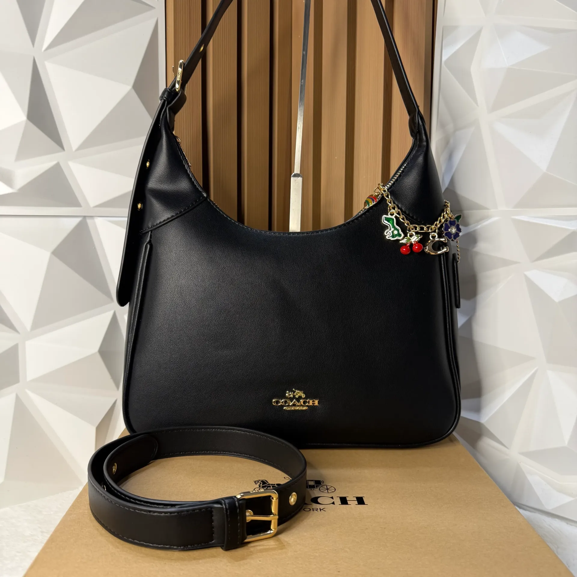 COACH Bolsa Bella Negra c/Colgante