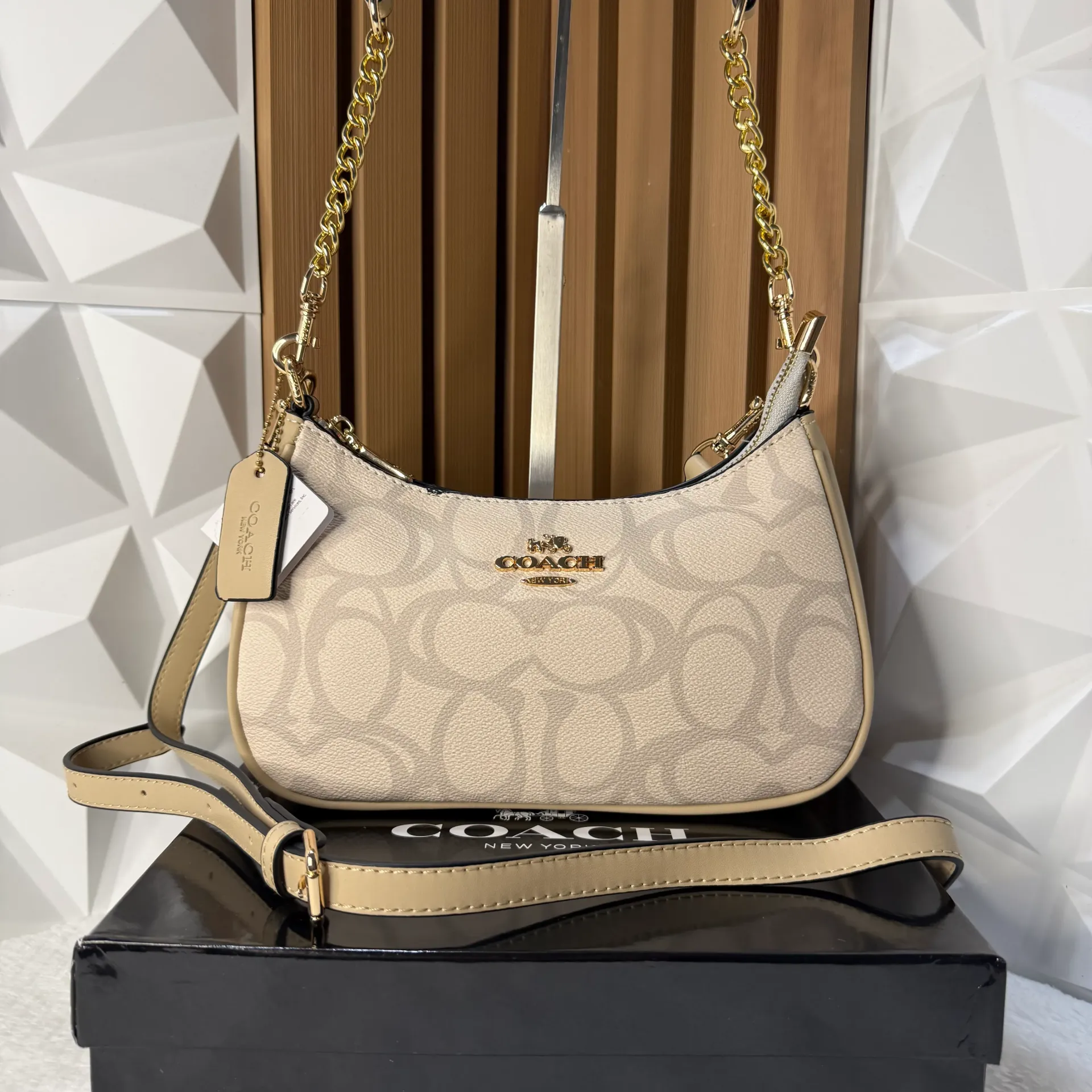 COACH Bolsa Teri Con Relieve Blanca