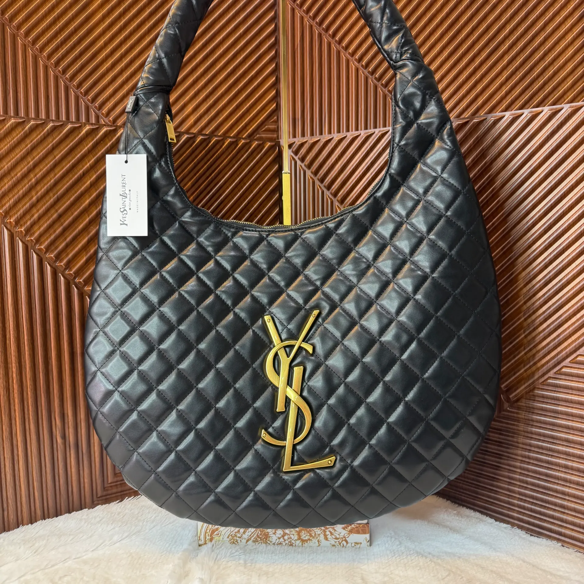 YSL Bolsa Icare Hobo Nappa Acolchonada Negra