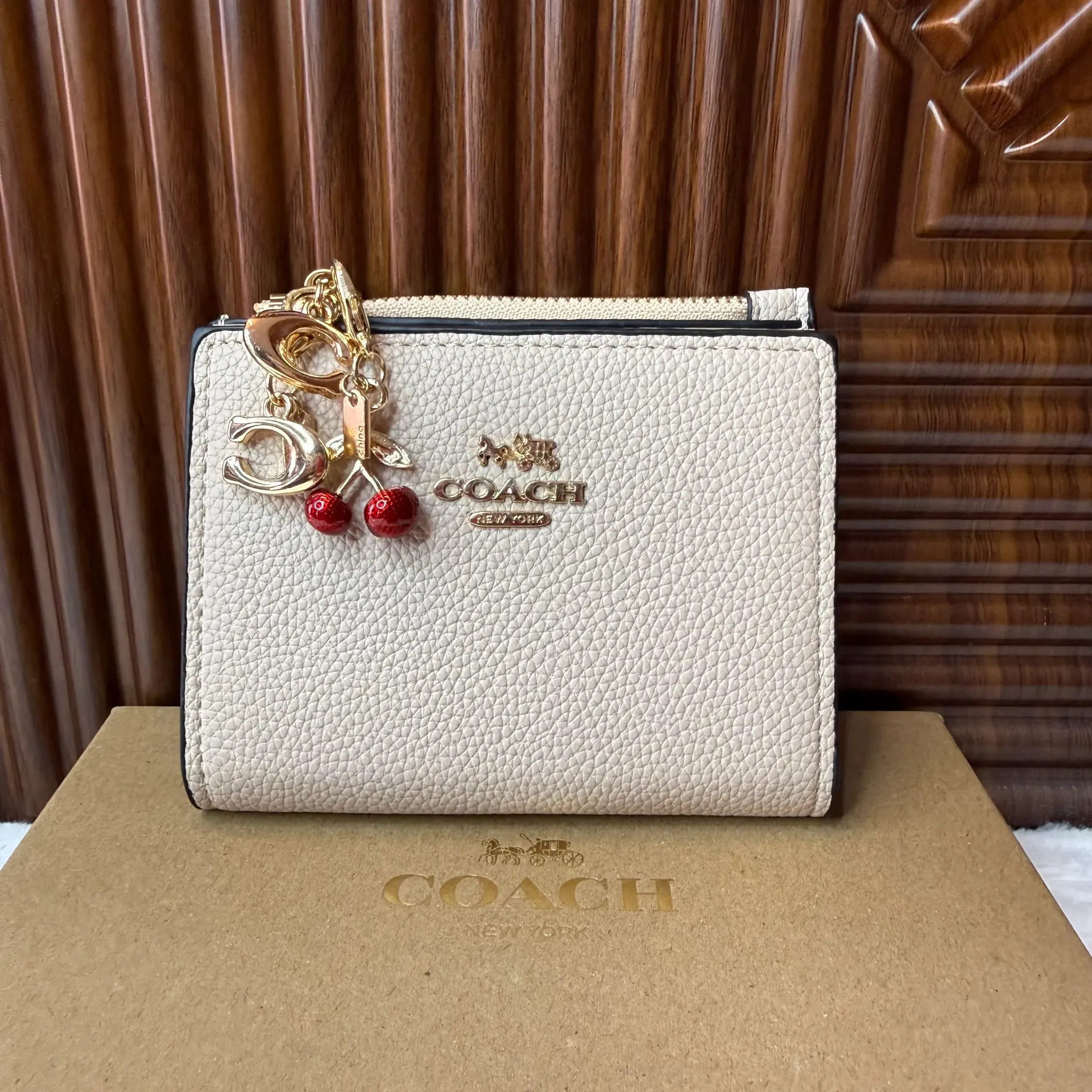 COACH Cartera Chica Con Charms Beige