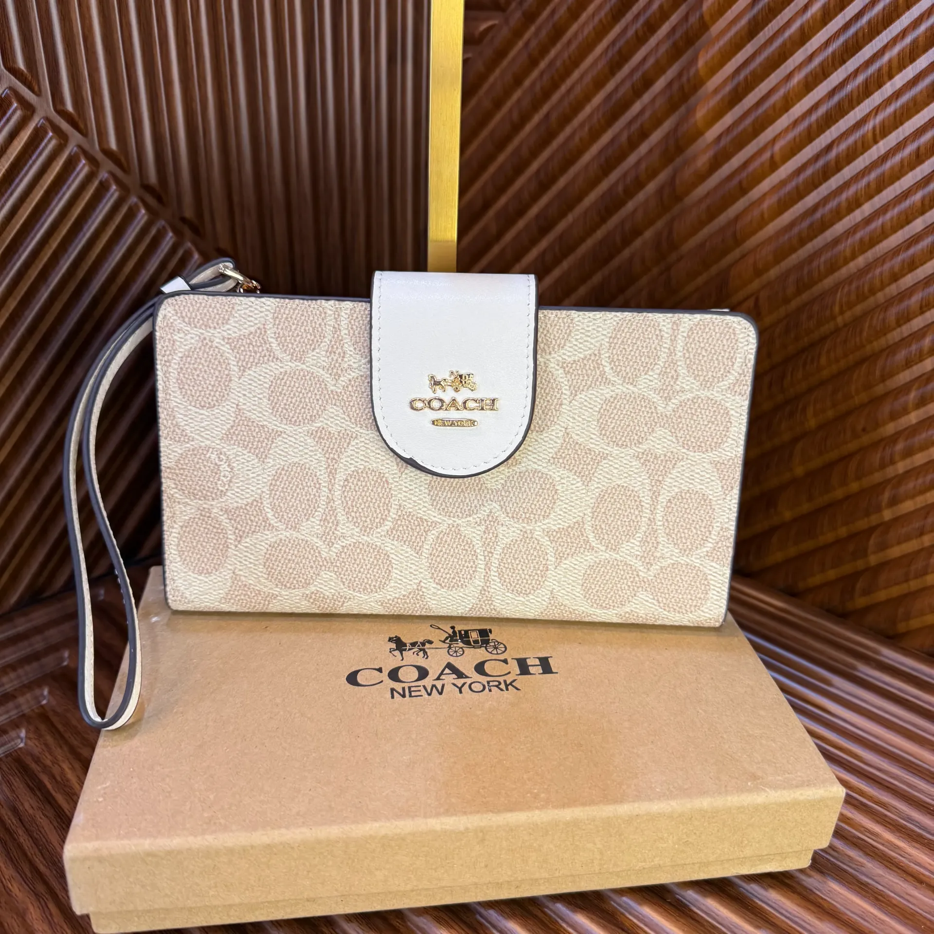 COACH Cartera Muñequera Beige