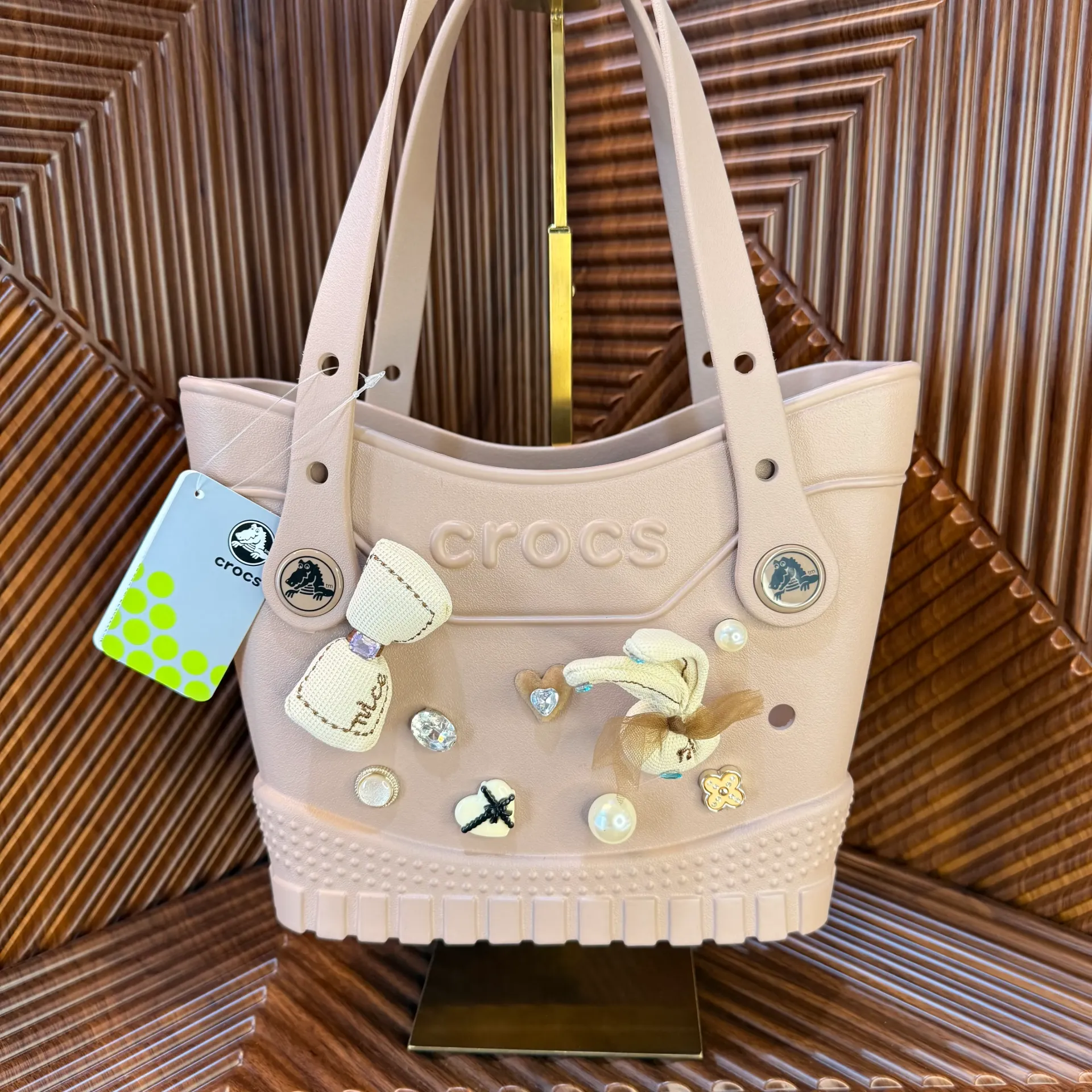 CROCS Bolsa Tote Pequeña c/Pins Café Capuchino