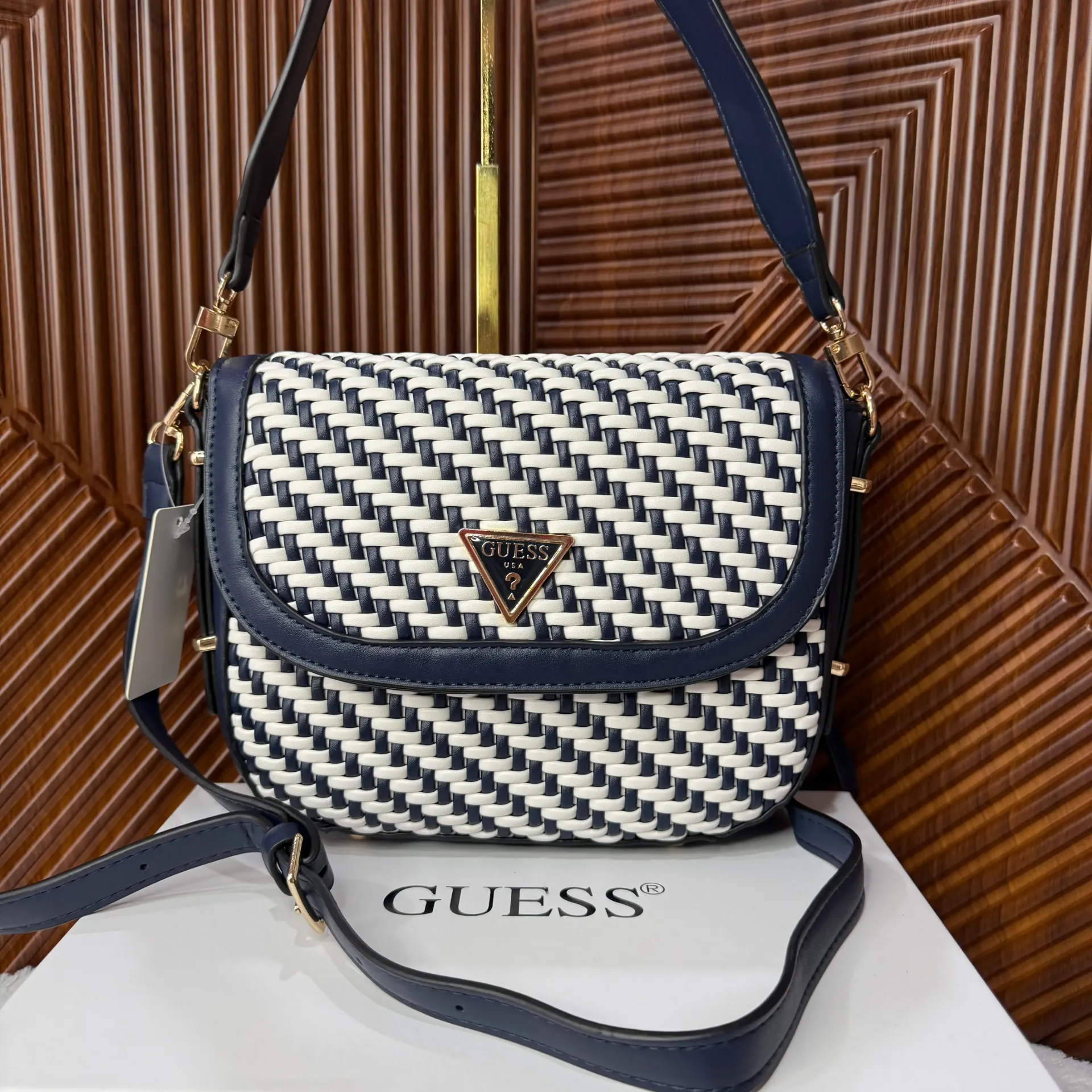GUESS Bolsa Tejida Azul con Blanco