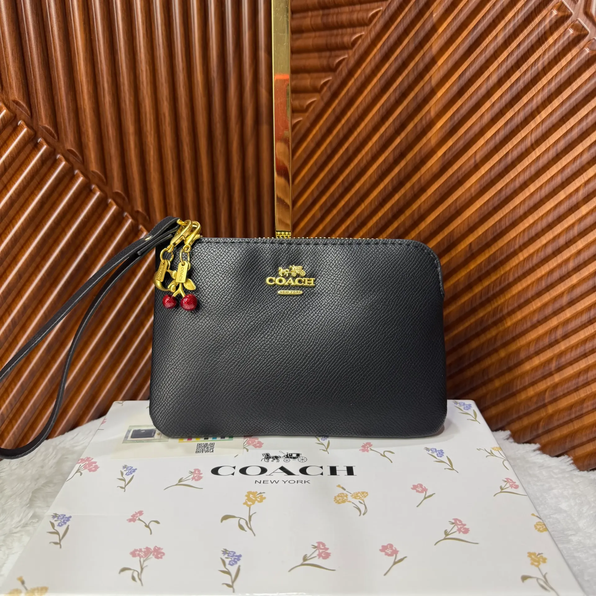 COACH Cartera Muñequera Negra c/Charm