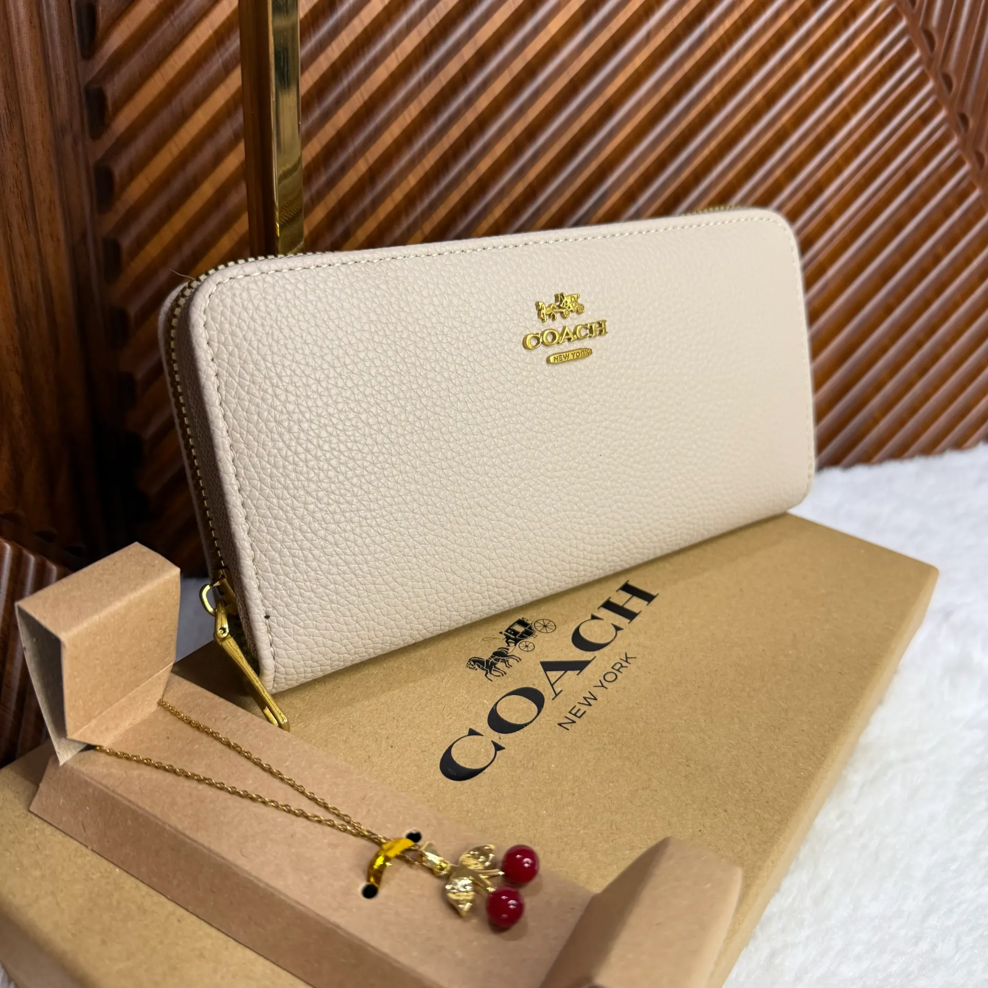 COACH Cartera Grande Beige c/Collar de Cerezas