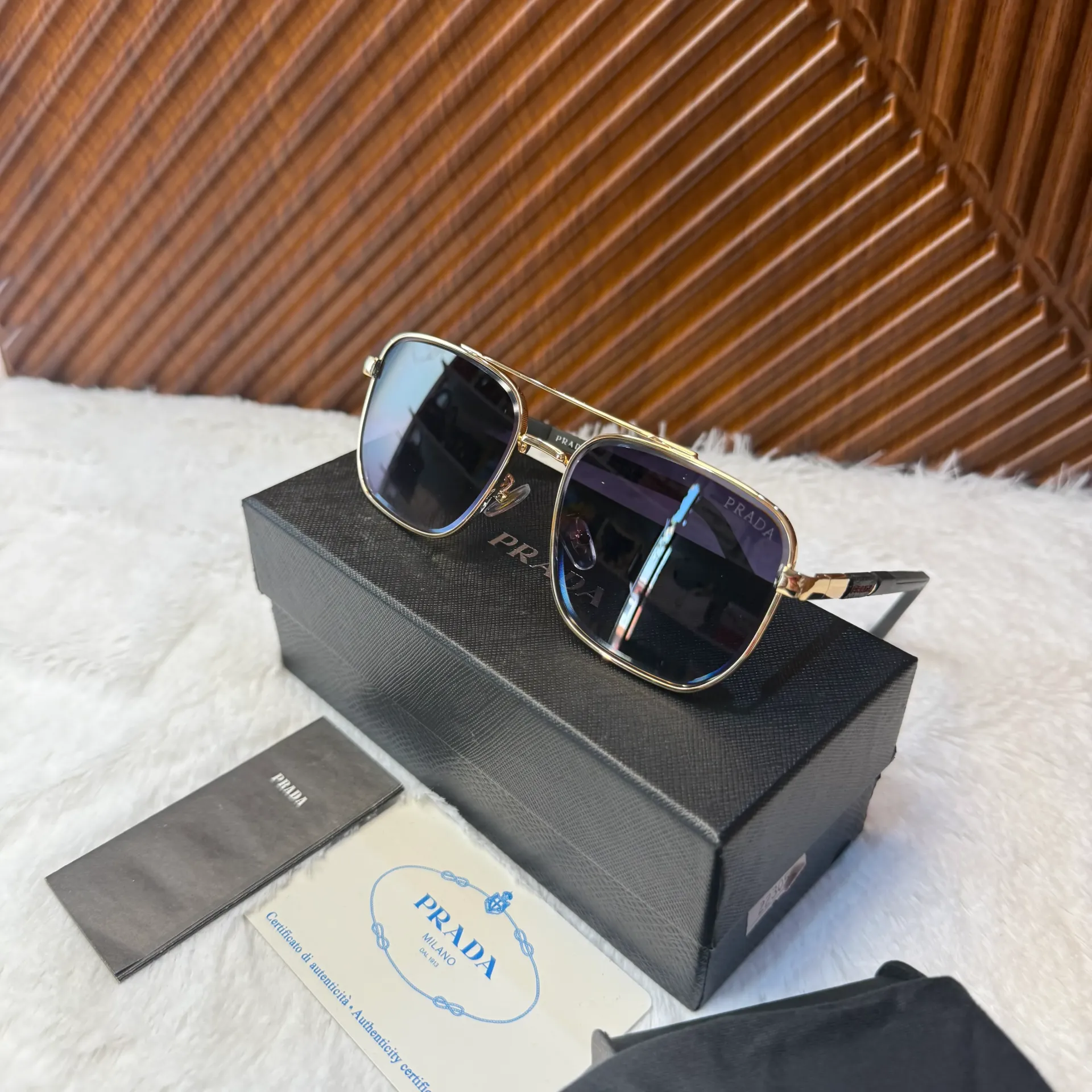 PRADA Lentes de Sol Negro c/Marco Dorado