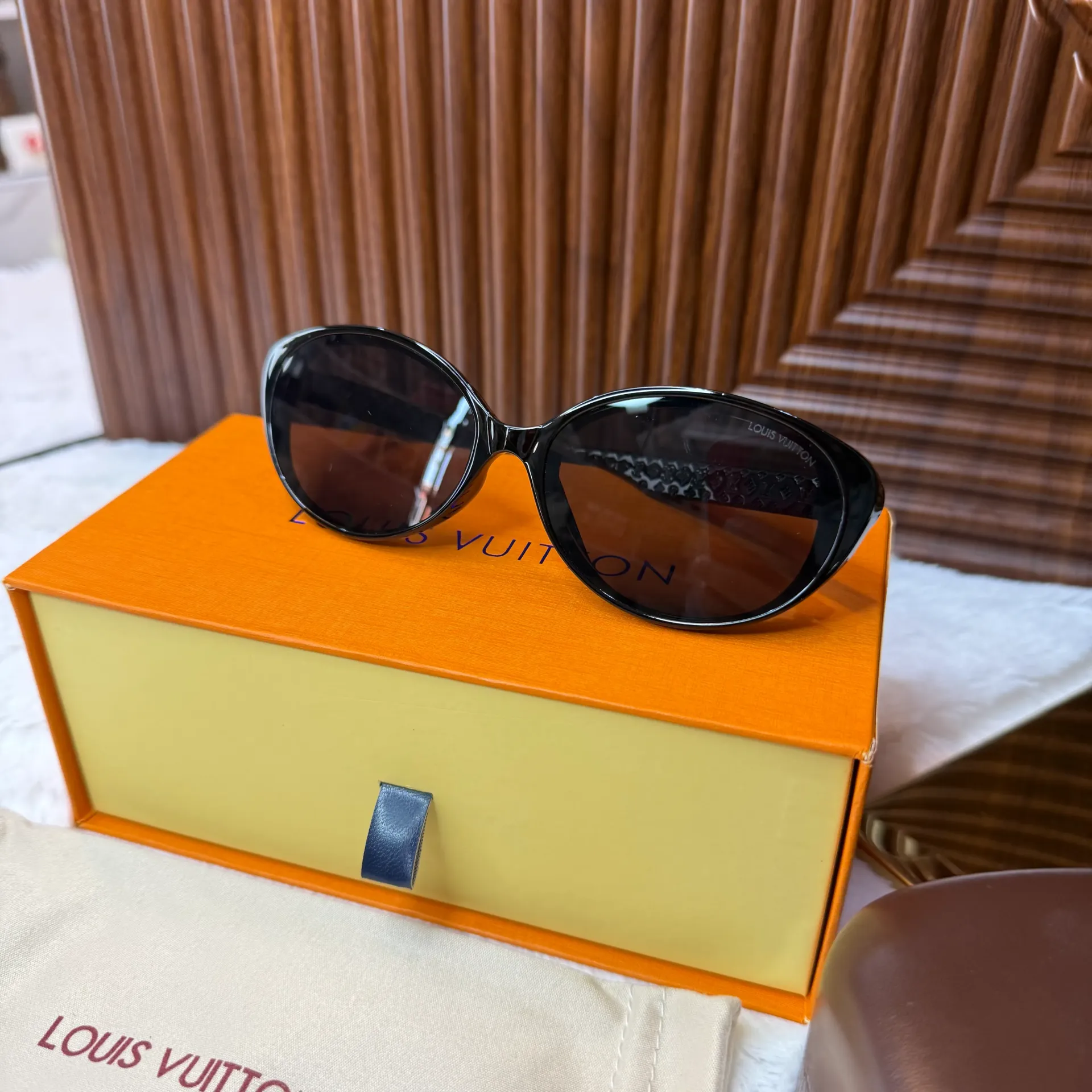 LV Lentes de Sol Negros c/Dorado