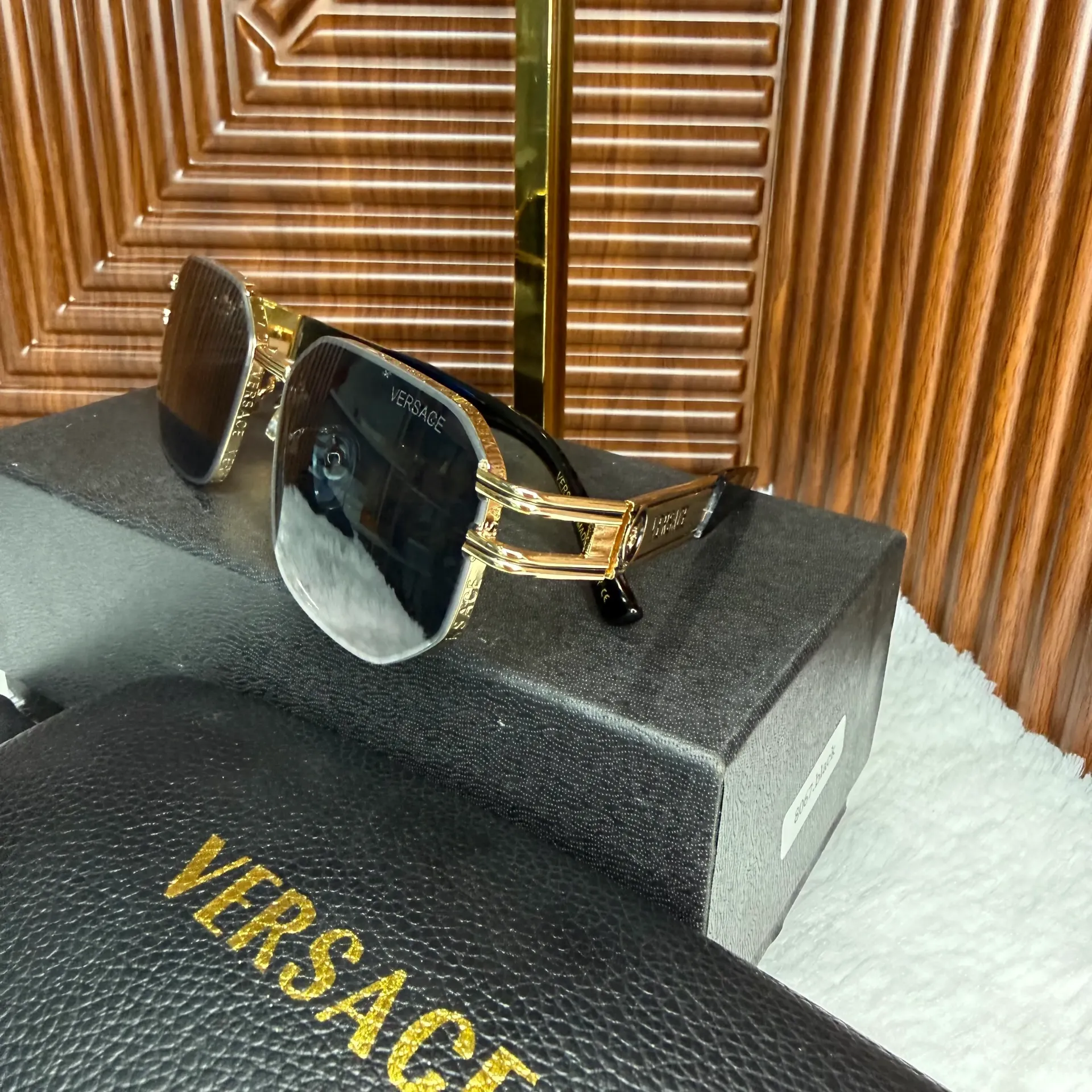 VERSACE Lentes de Sol Gris c/Dorado