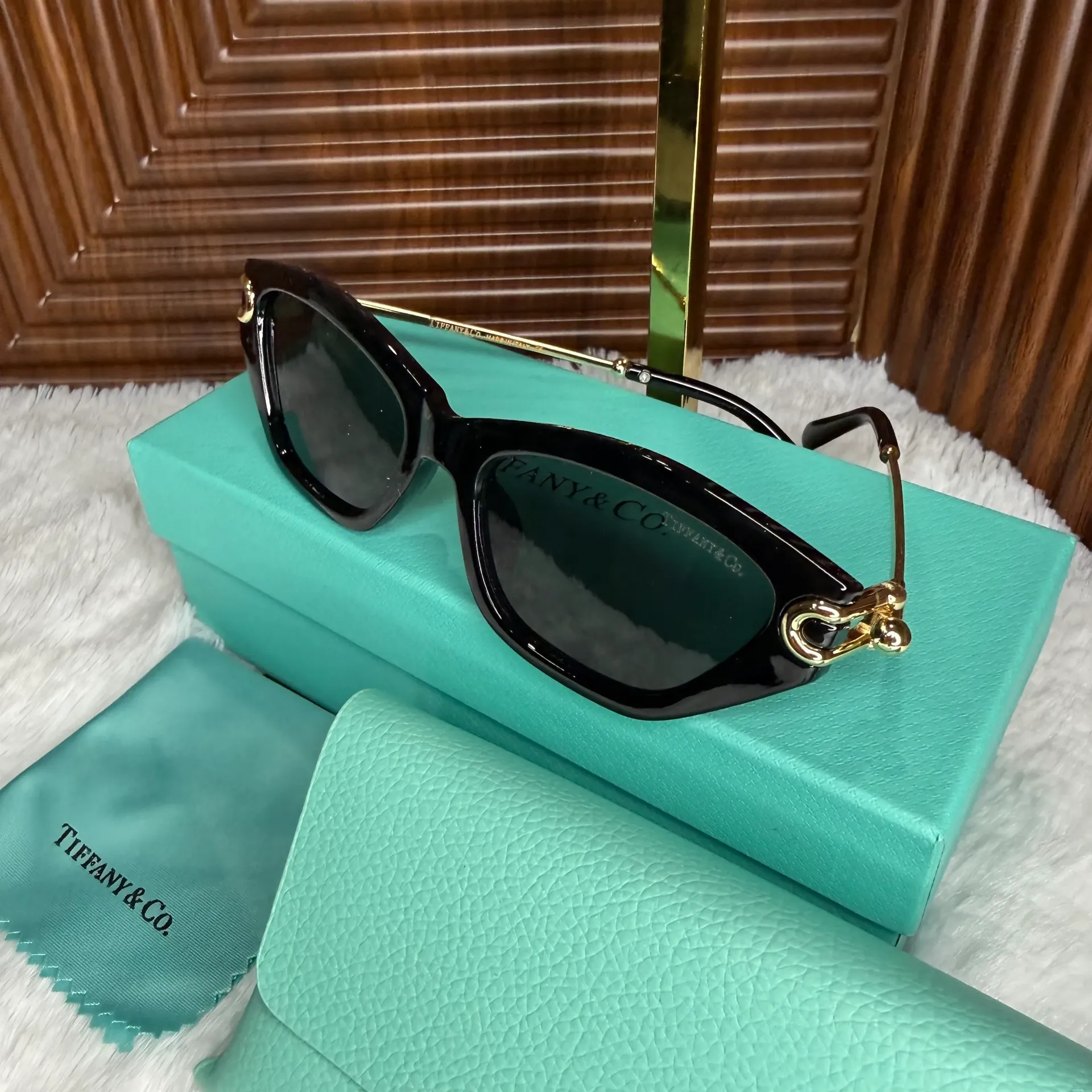 TIFFANY & Co. Lentes de Sol Negros c/Dorado y Mica Negra