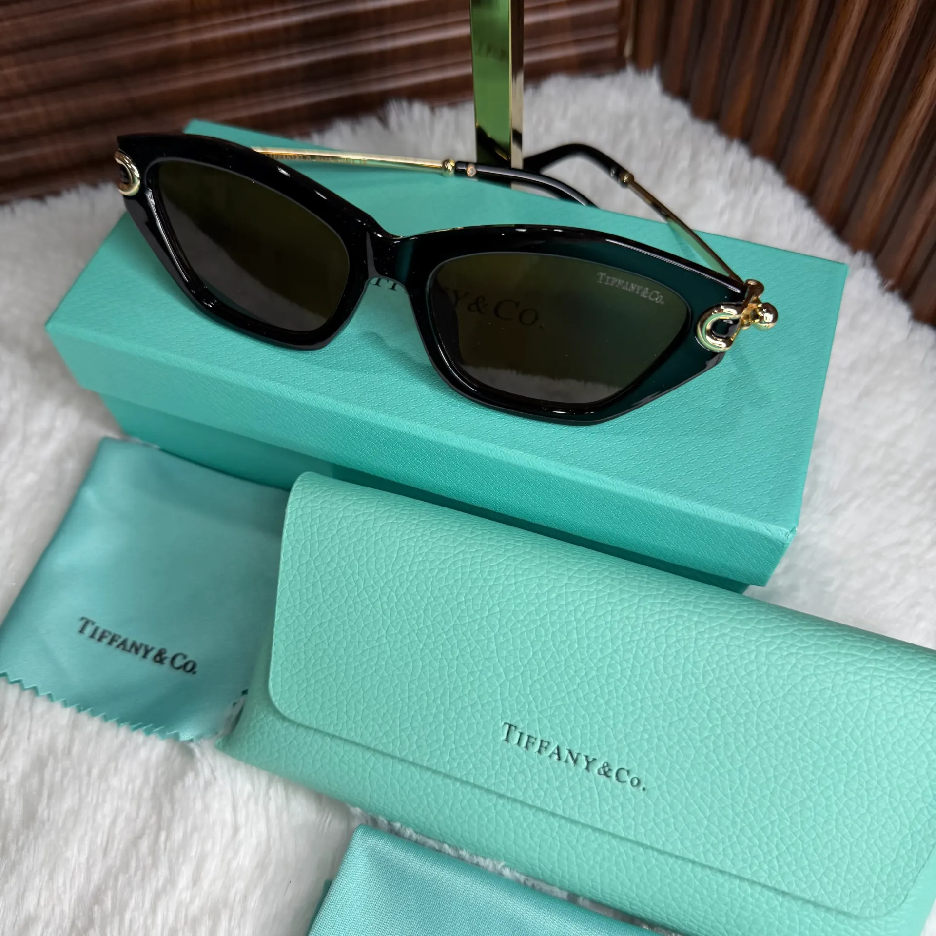 TIFFANY & Co. Lentes de Sol Negros c/Dorado y Mica Café