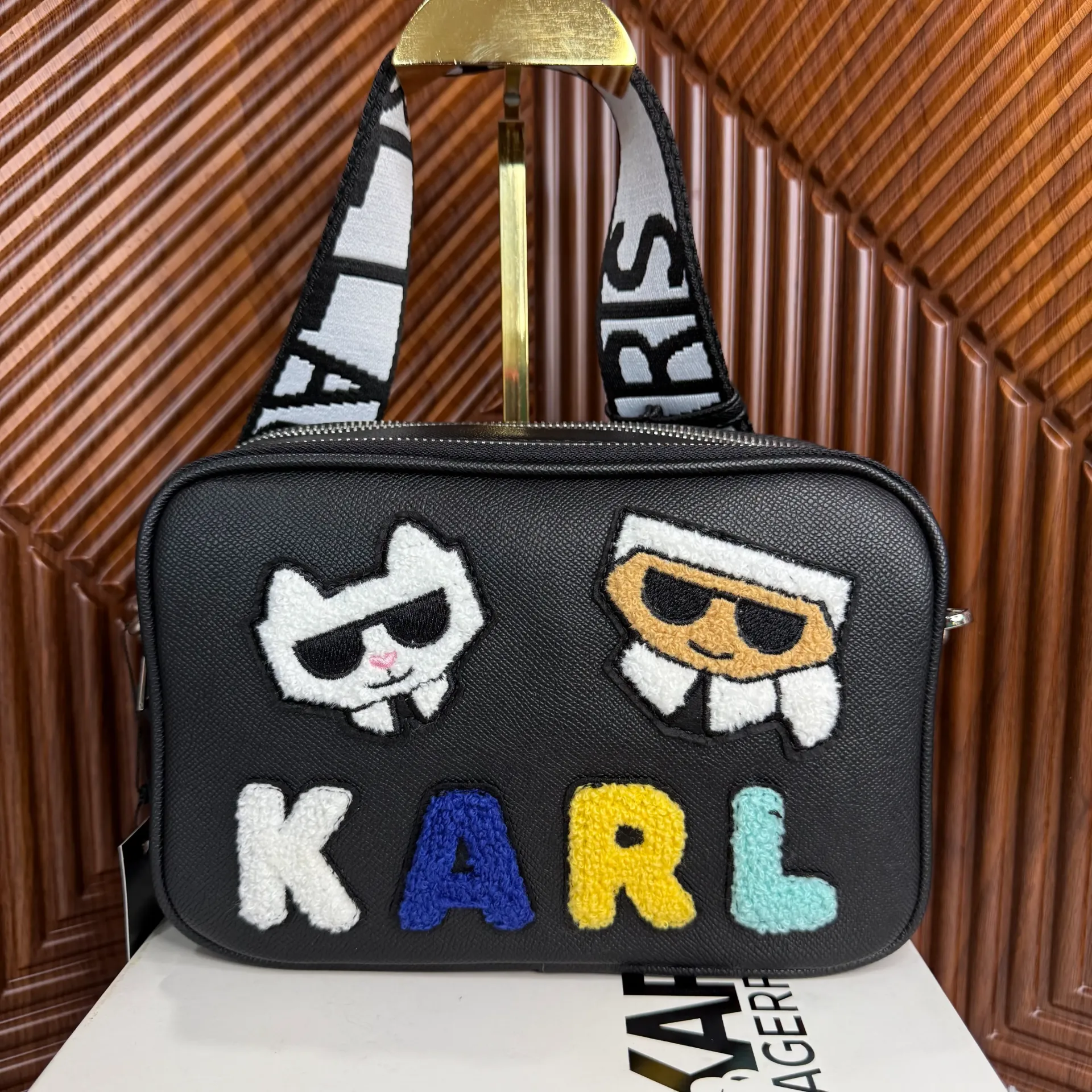 KARL LAGERFELD Bolsa Maybelle Letras de Peluche Negra