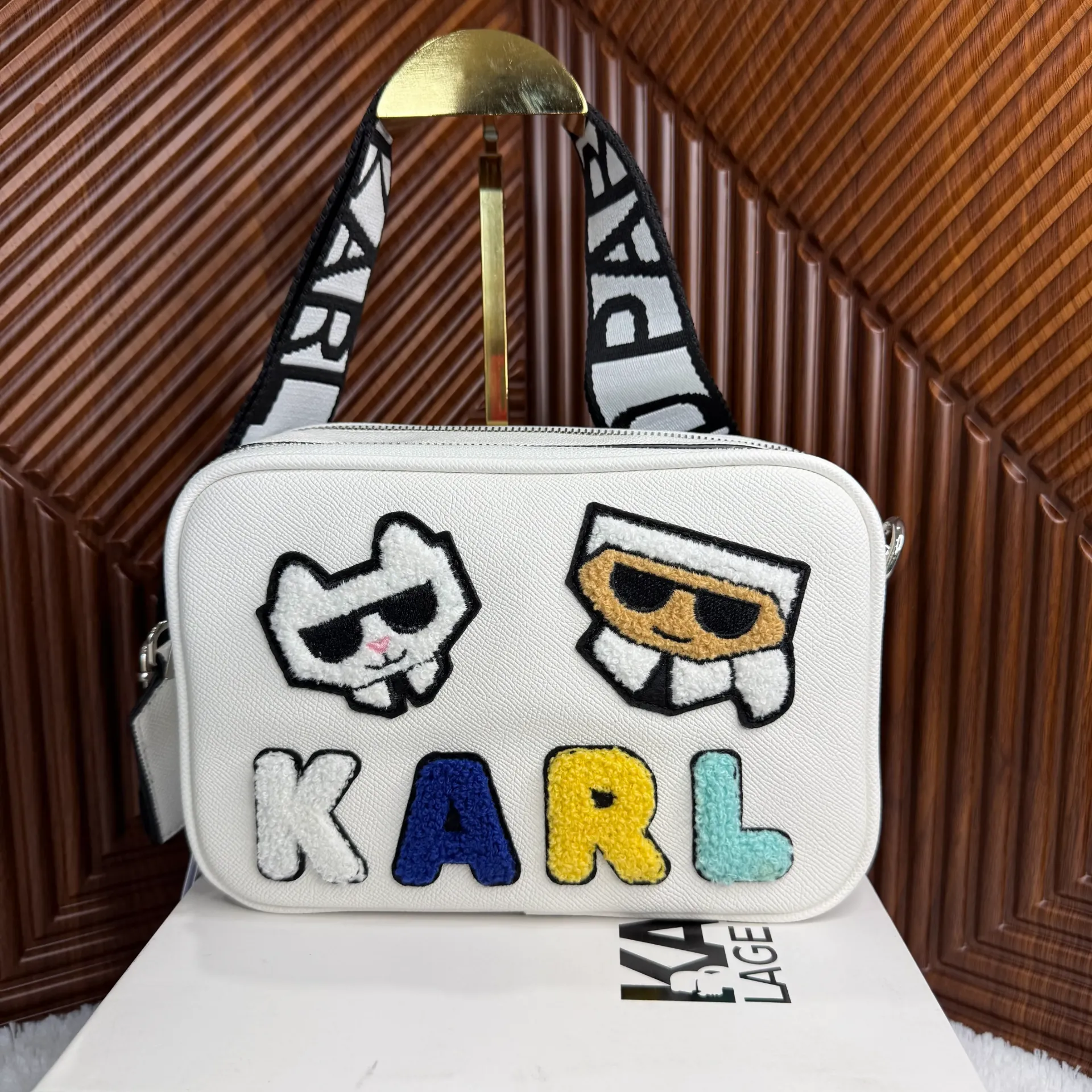 KARL LAGERFELD Bolsa Maybelle Letras de Peluche Blanca