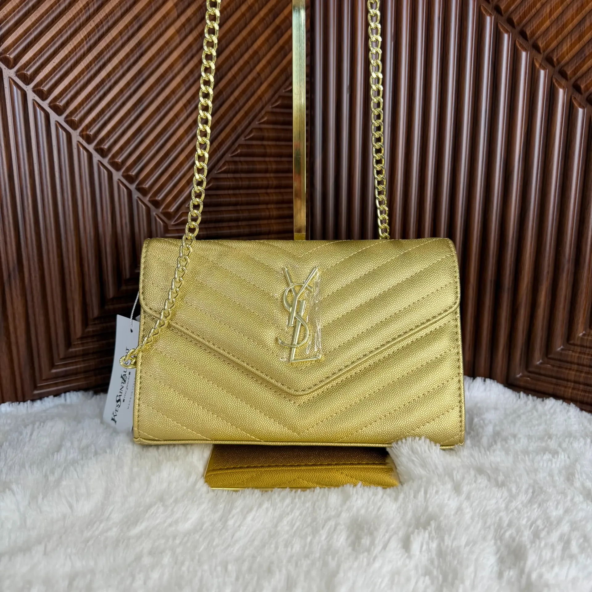 YSL Bolsa Envelope Crossbody Mediana Dorada
