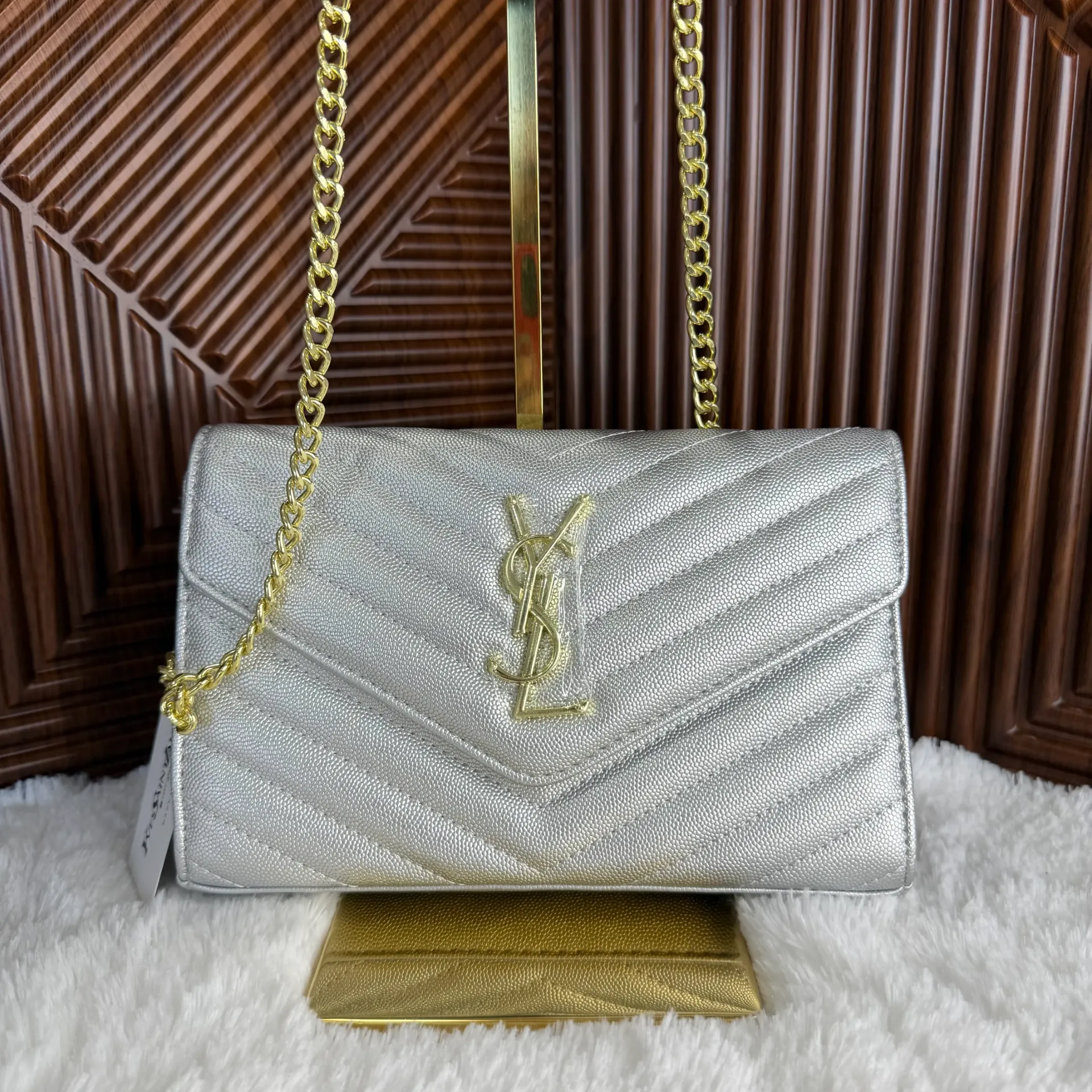 YSL Bolsa Envelope Crossbody Mediana Plateada c/Dorado