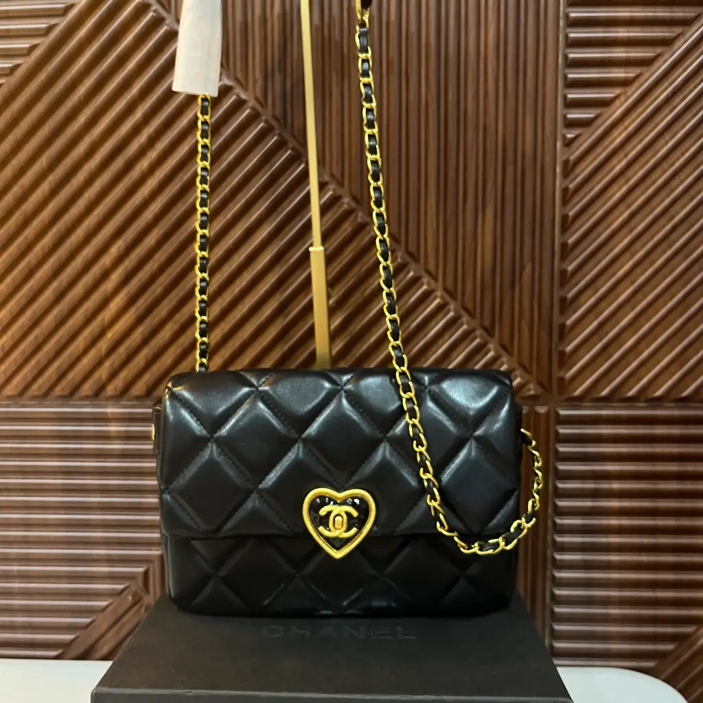 CHANEL Bolsa Crossbody Acolchonada Negra